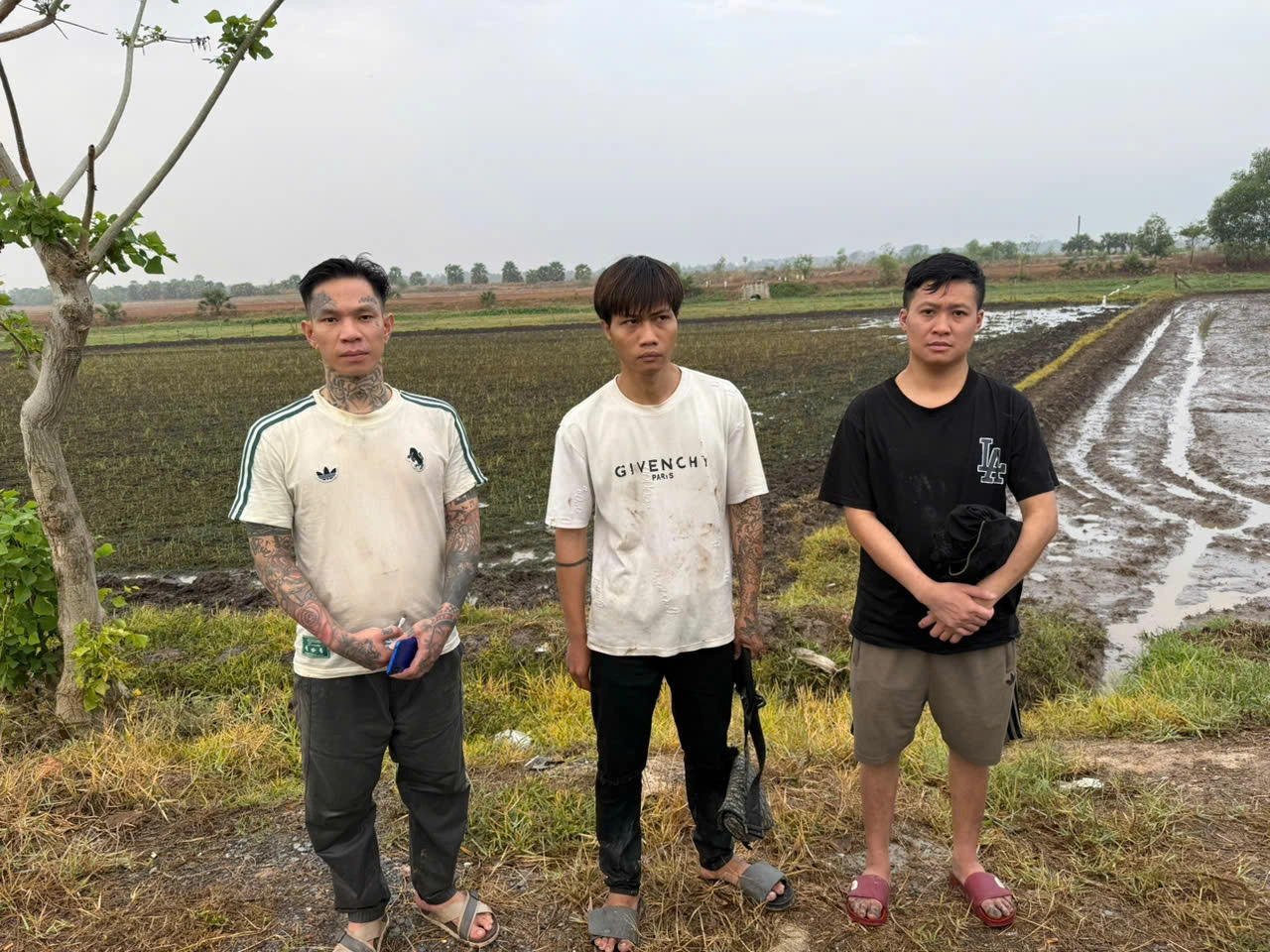 3 Người nhập cảnh trái phép từ Campuchia bị bắt sau 24 giờ tìm việc nhẹ lương cao - Ảnh 1.