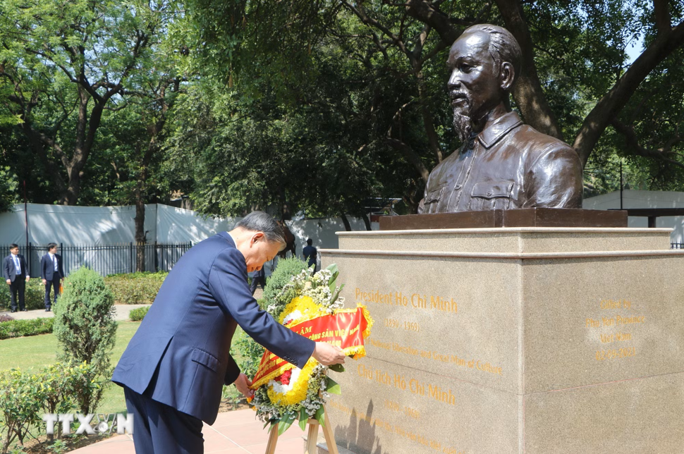Tổng B&iacute; thư, Chủ tịch nước T&ocirc; L&acirc;m tưởng niệm L&atilde;nh tụ Mahatma Gandhi v&agrave; Chủ tịch Hồ Ch&iacute; Minh - Ảnh 2.