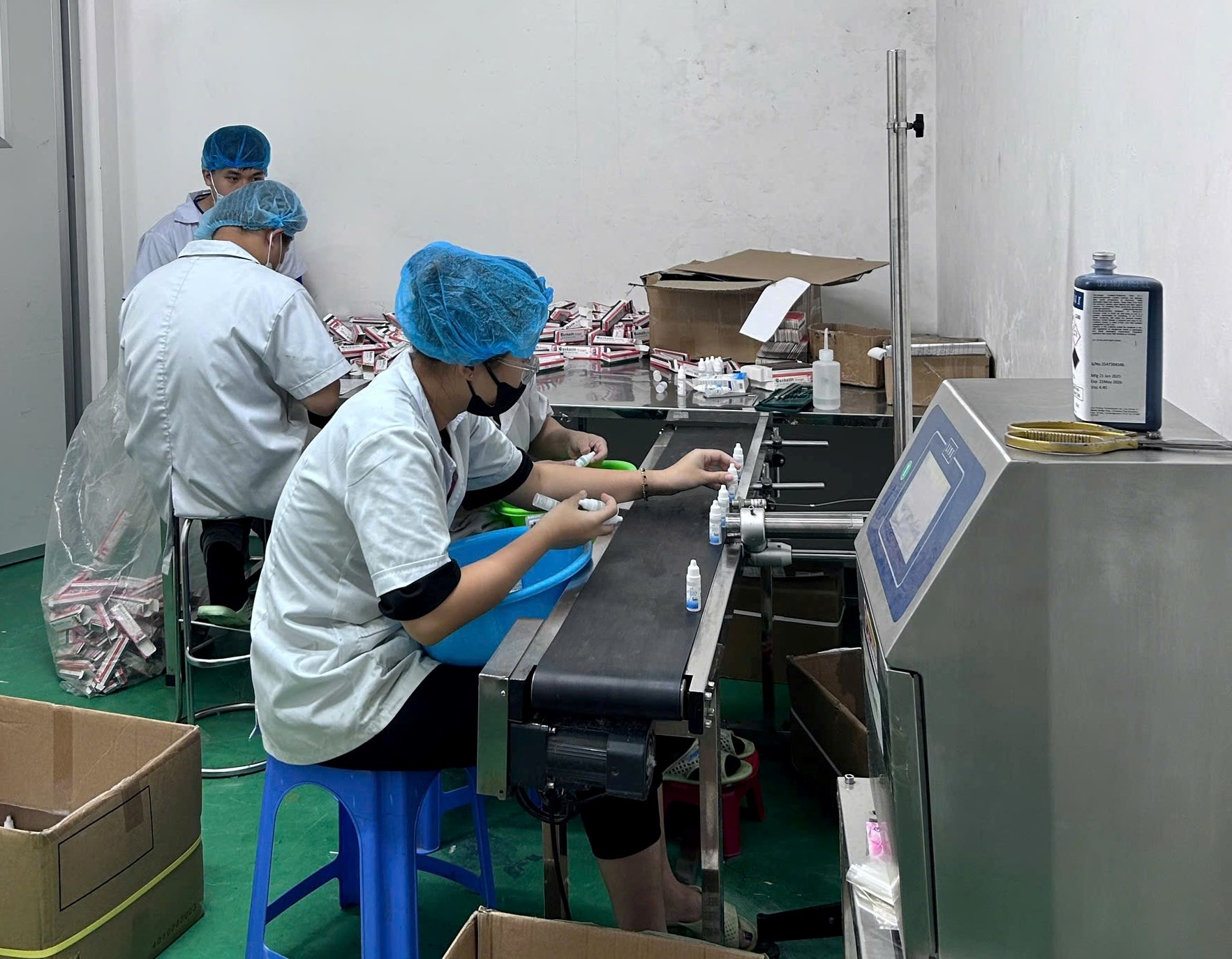 Triệt ph&aacute; cơ sở sản xuất h&agrave;ng giả dung dịch vệ sinh phụ nữ tại Hải Ph&ograve;ng - Ảnh 3.