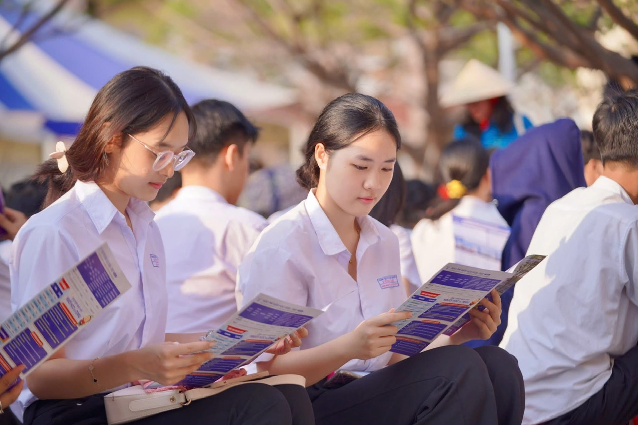 Thi tốt nghiệp THPT 2026: M&ocirc;n n&agrave;o được đăng k&yacute; nhiều nhất? - Ảnh 1.