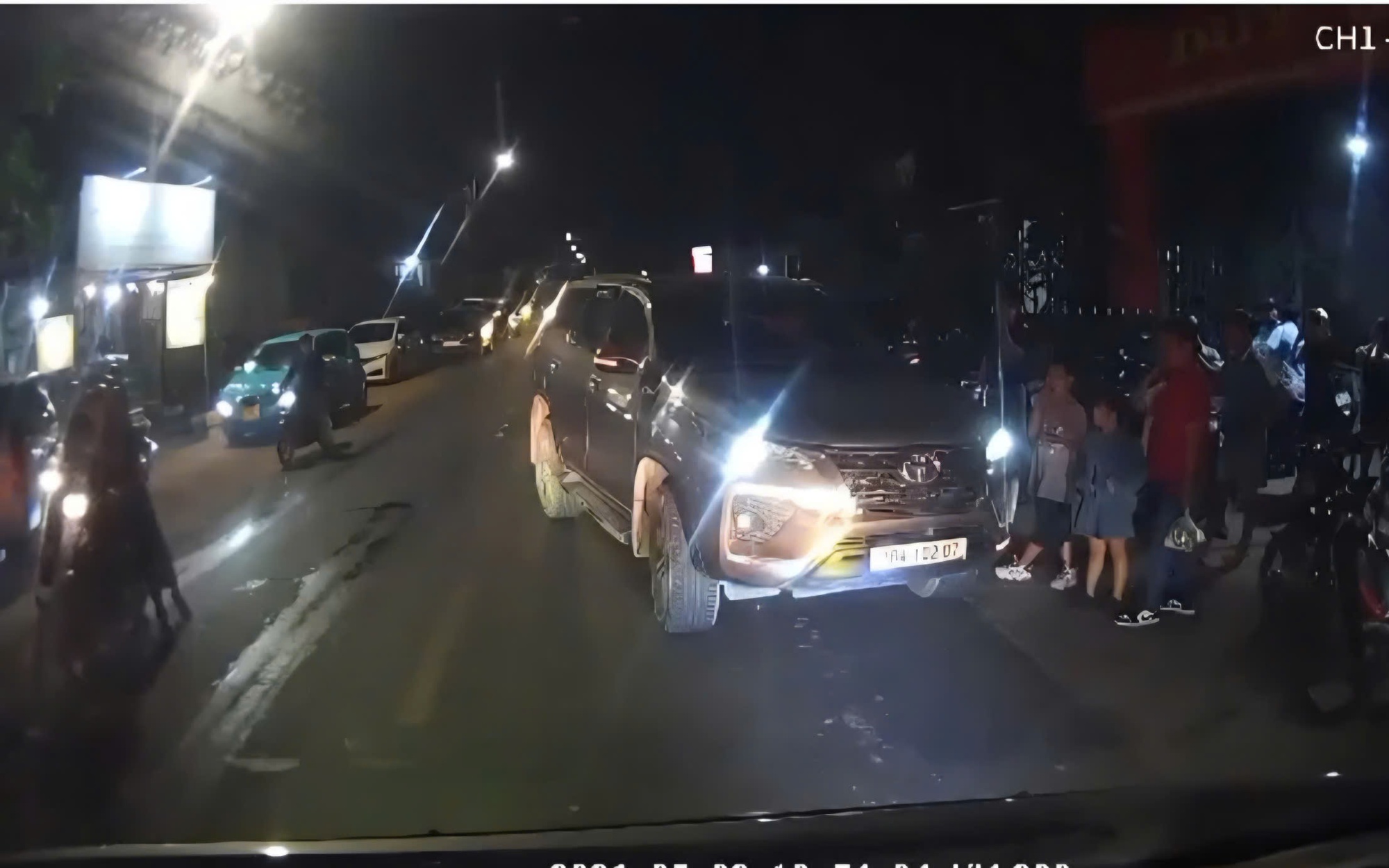 CLIP: Xe con ngang nhiên đậu ngược chiều trên Quốc lộ 29