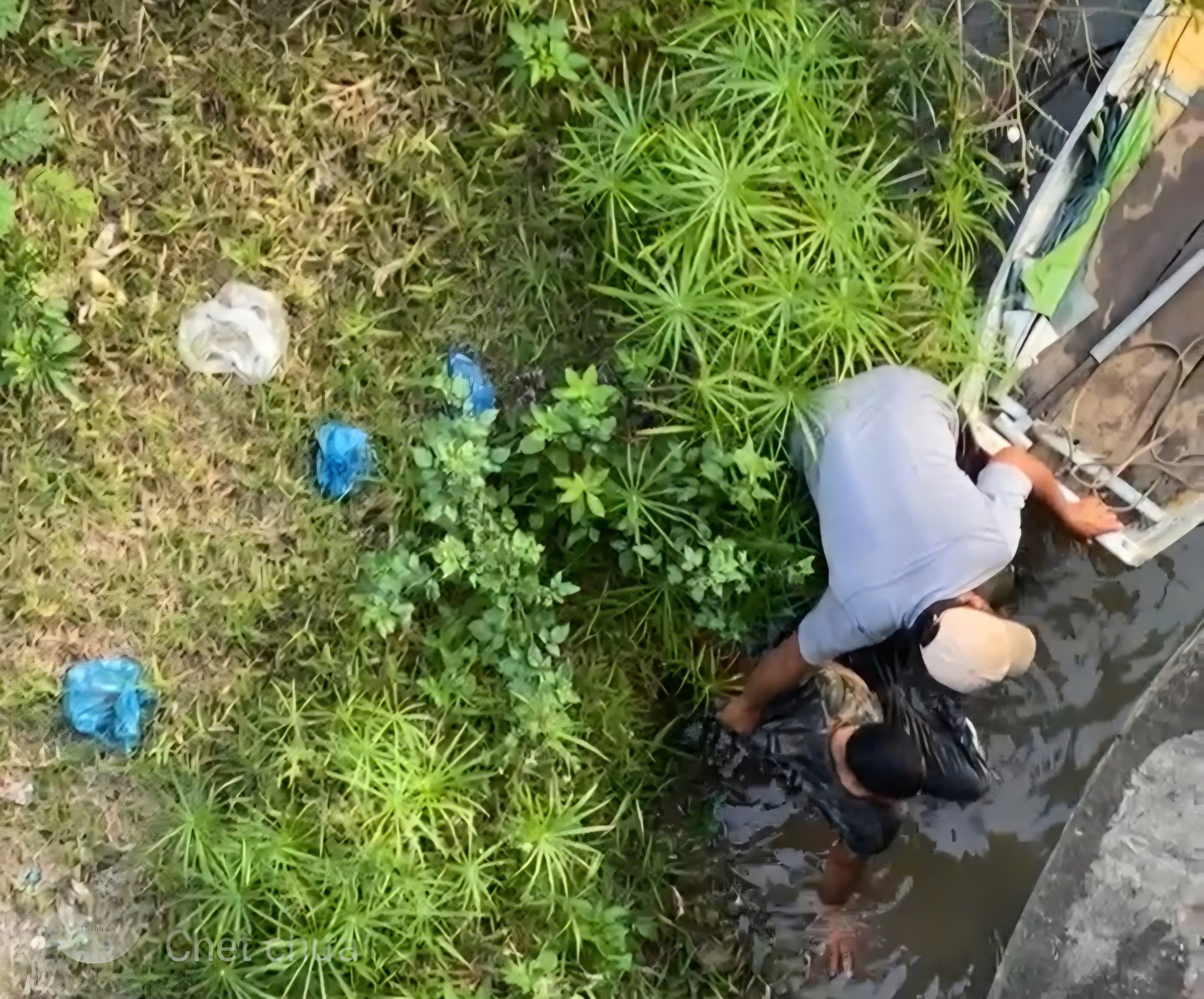 Người đ&agrave;n &ocirc;ng nhảy cầu S&ecirc;r&ecirc;pốk may mắn bơi v&agrave;o bờ v&agrave; được gi&uacute;p đỡ - Ảnh 1.