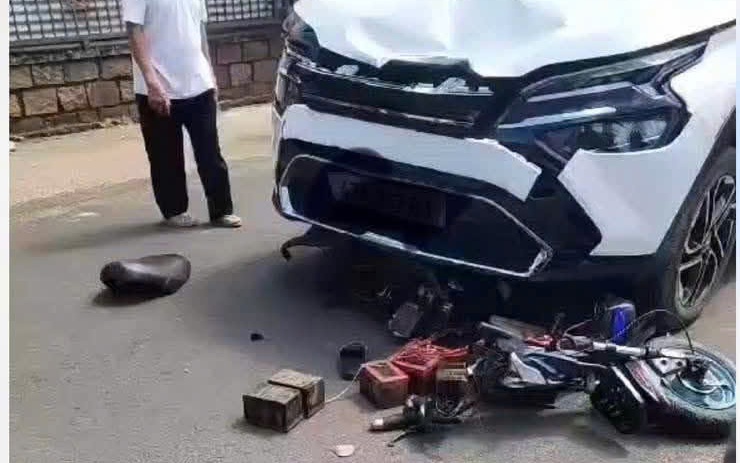 Đắk Lắk: Va chạm giữa xe con và xe đạp điện, 1 học sinh tử vong