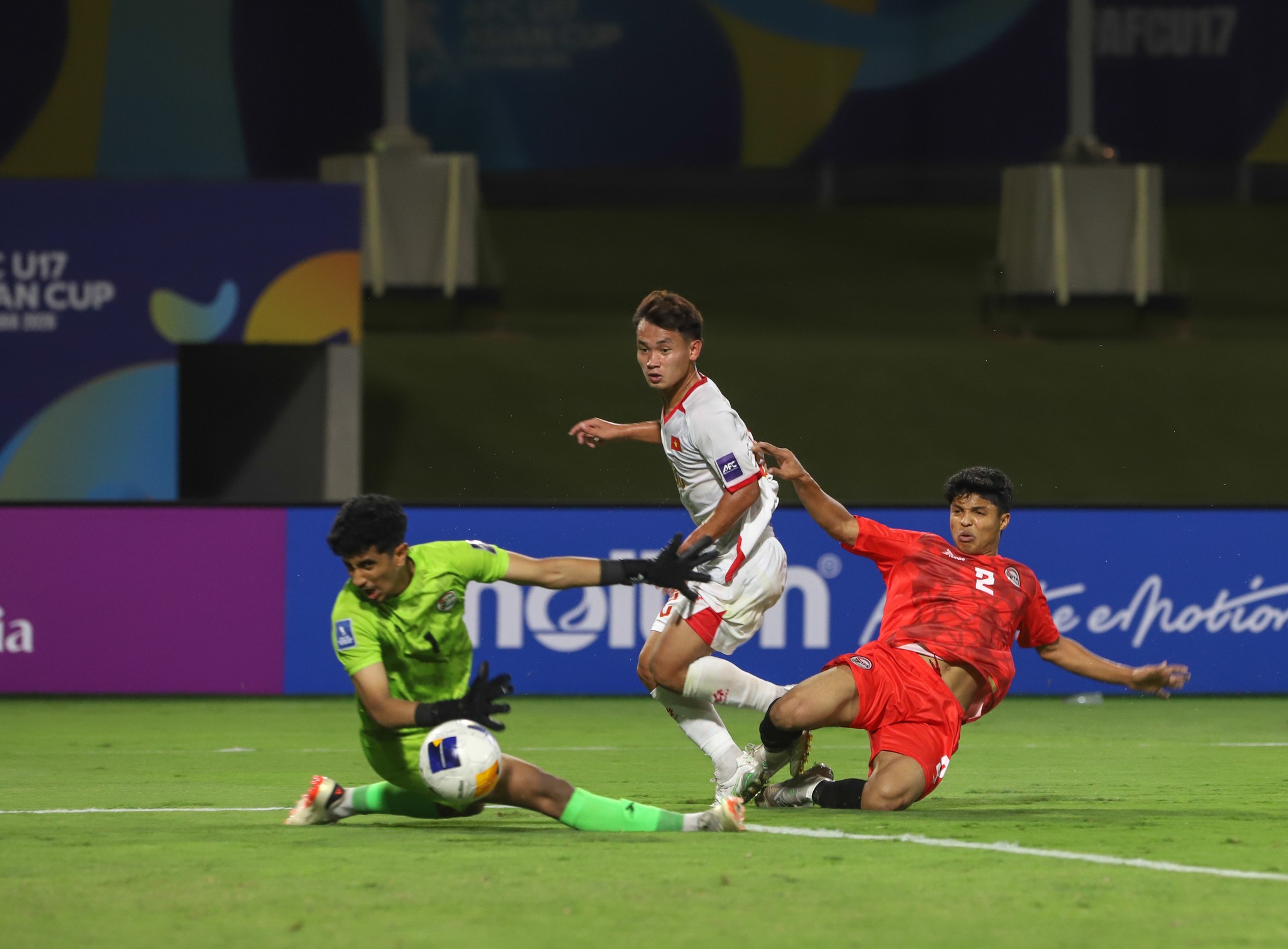 HLV Roland: "Tinh thần chiến binh, lúc nào cũng thể hiện trên sân vì các em là người Việt Nam" - Ảnh 1.