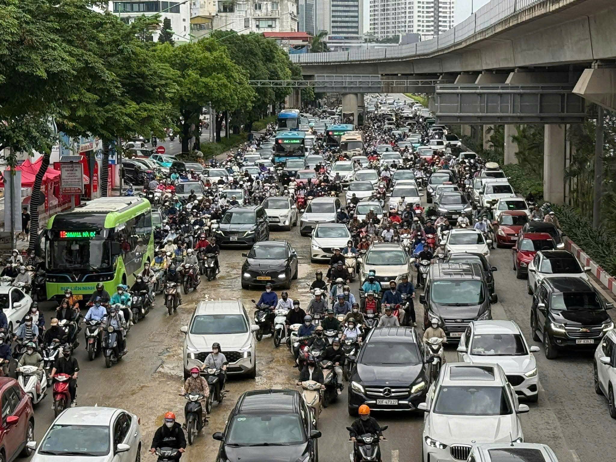 V&ugrave;ng ph&aacute;t thải thấp ở H&agrave; Nội: Người d&acirc;n đi lại ra sao? - Ảnh 1.