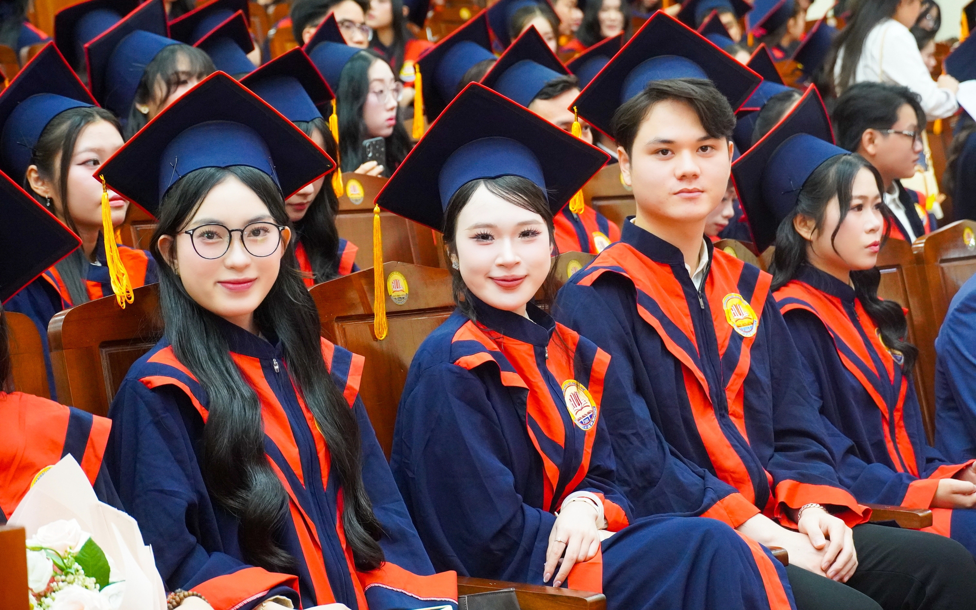 Hơn 800 sinh viên ngành luật đầu tiên tại Huế được đào tạo song ngữ tốt nghiệp