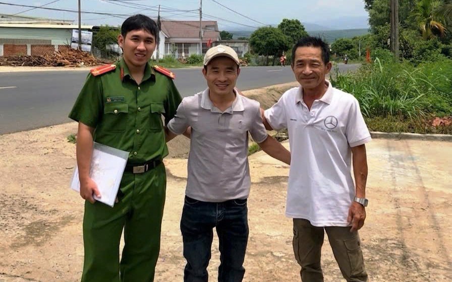 Người đàn ông tìm lại gia đình sau 34 năm mất liên lạc