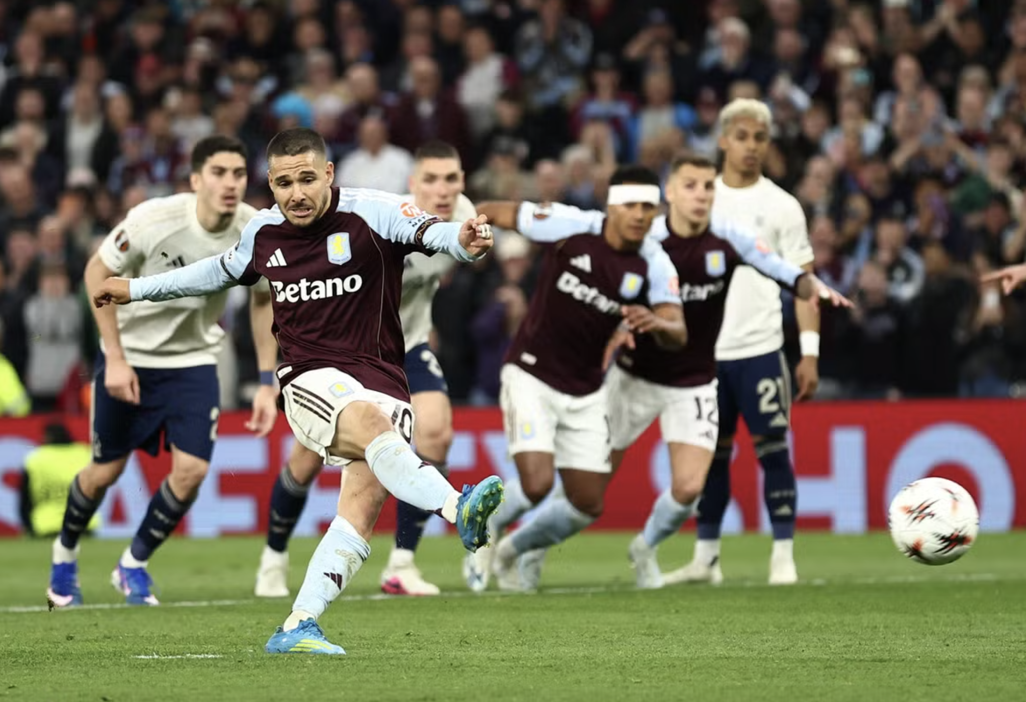 Aston Villa đại thắng Nottingham Forest, v&agrave;o chung kết Europa League sau 44 năm - Ảnh 4.