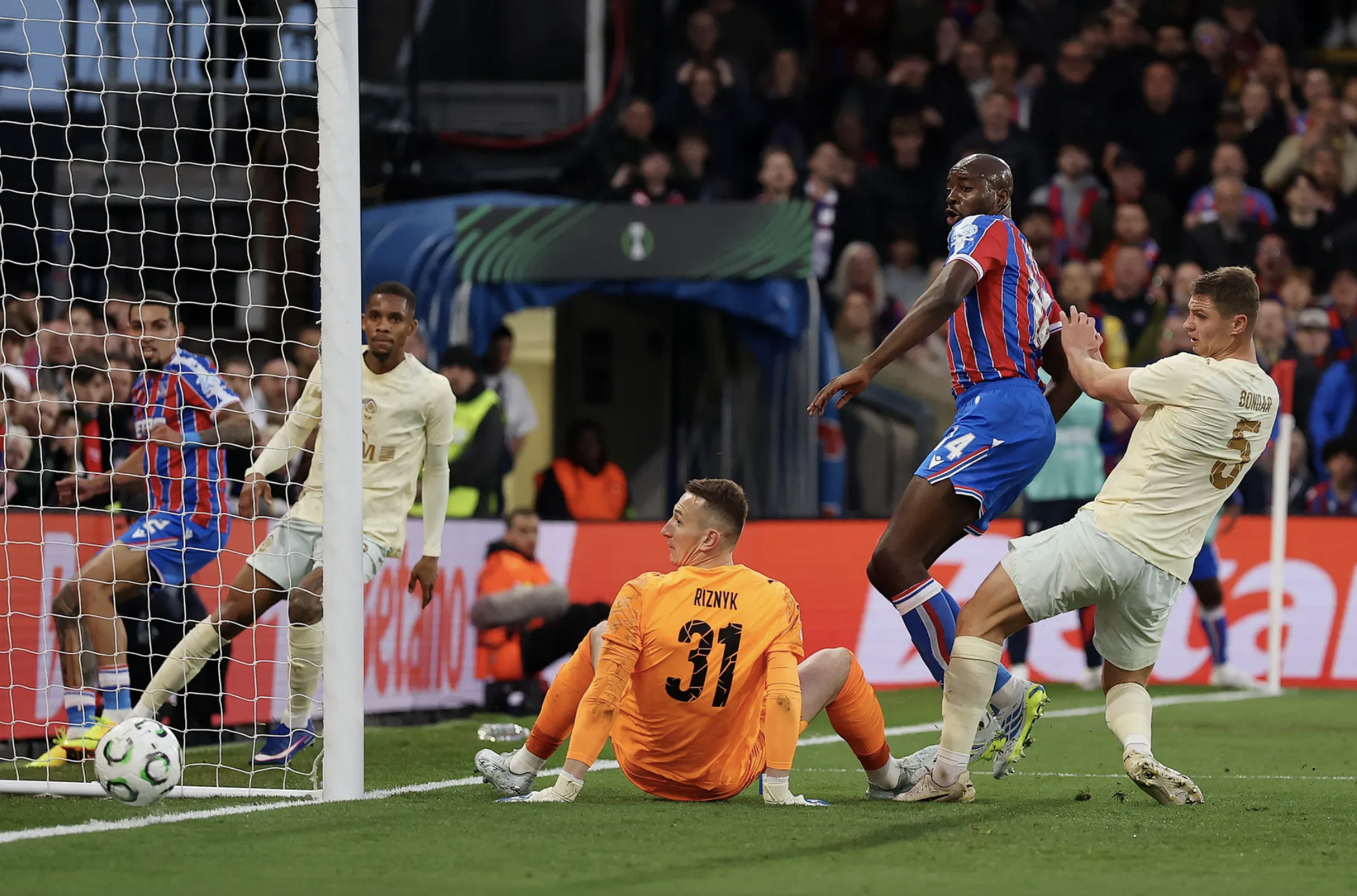 Crystal Palace lần đầu vào chung kết cúp châu Âu, bóng đá Anh lập kỳ tích - Ảnh 4.