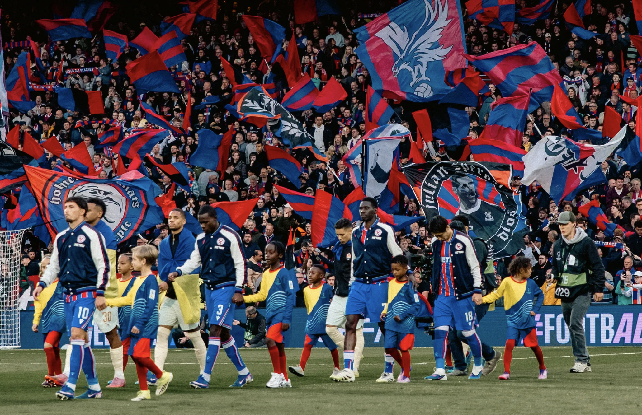 Crystal Palace lần đầu vào chung kết cúp châu Âu, bóng đá Anh lập kỳ tích - Ảnh 1.