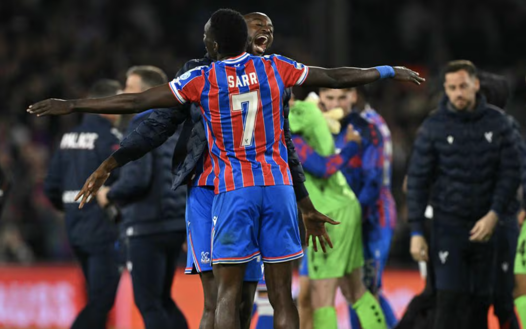 Crystal Palace lần đầu vào chung kết cúp châu Âu, bóng đá Anh lập kỳ tích