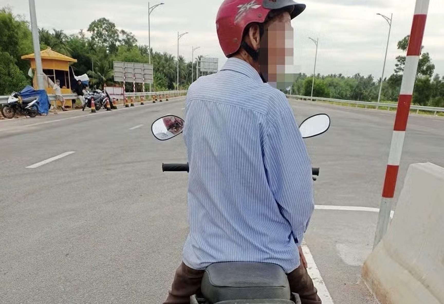 Cao tốc mới th&ocirc;ng xe đ&atilde; xuất hiện h&agrave;ng loạt vi phạm nguy hiểm - Ảnh 3.