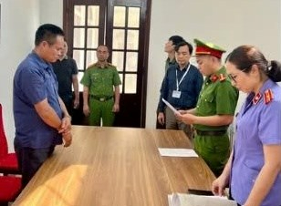 Bắt tạm giam một c&aacute;n bộ địa ch&iacute;nh x&atilde; chiếm đoạt tiền của người d&acirc;n  - Ảnh 1.