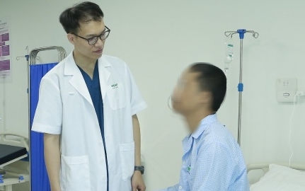 Người đàn ông bị em họ cắn đứt môi