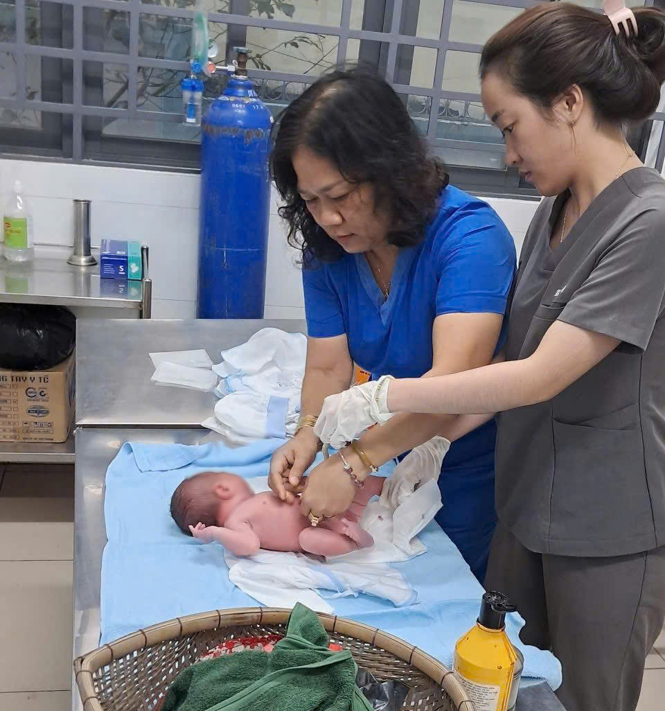 B&eacute; g&aacute;i sơ sinh c&ograve;n nguy&ecirc;n d&acirc;y rốn bị bỏ rơi ở TPHCM , ch&iacute;nh quyền v&agrave;o cuộc - Ảnh 2.