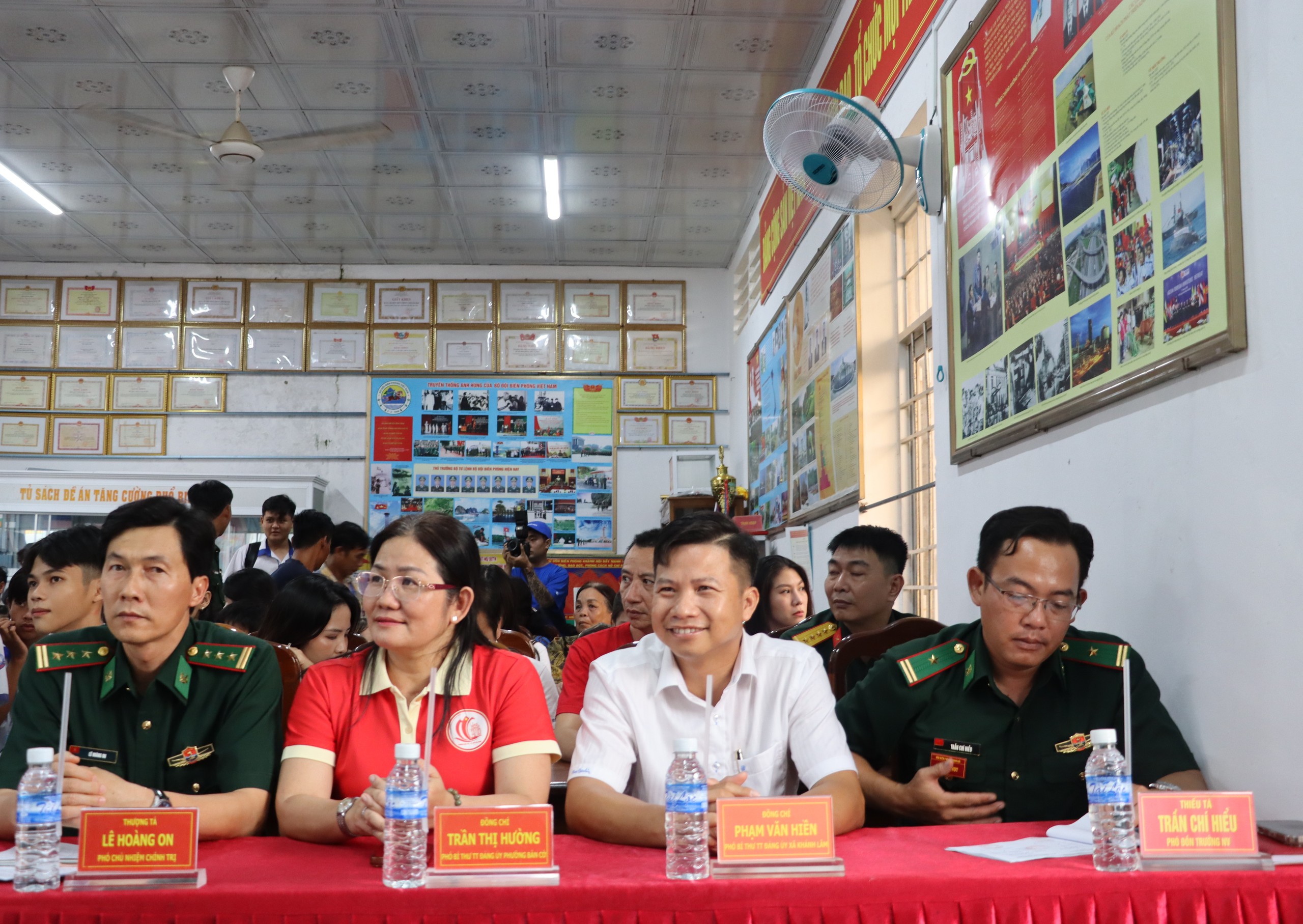 Trao cờ Tổ quốc cho chiến sĩ v&agrave; người d&acirc;n khu vực bi&ecirc;n giới ở C&agrave; Mau - Ảnh 1.