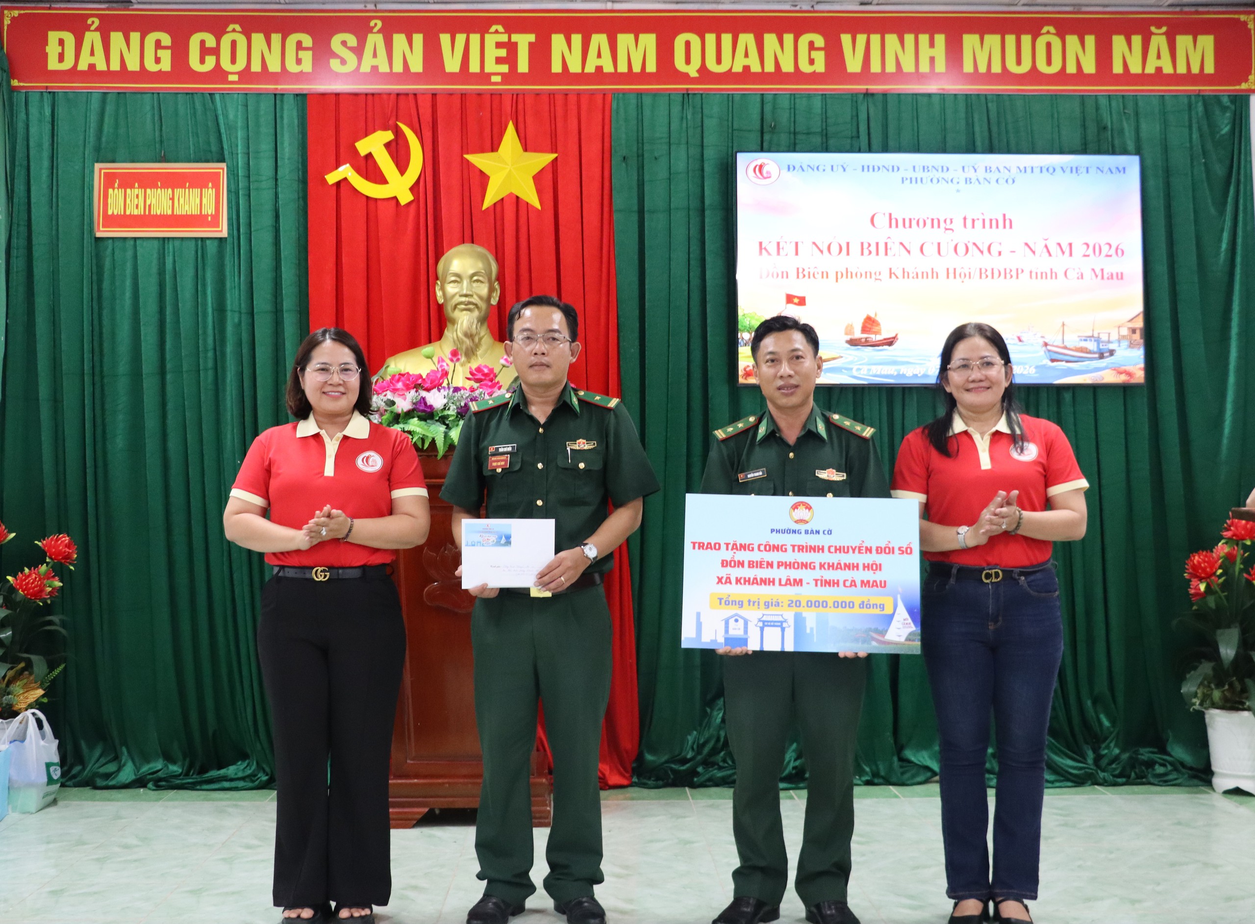 Trao cờ Tổ quốc cho chiến sĩ v&agrave; người d&acirc;n khu vực bi&ecirc;n giới ở C&agrave; Mau - Ảnh 4.