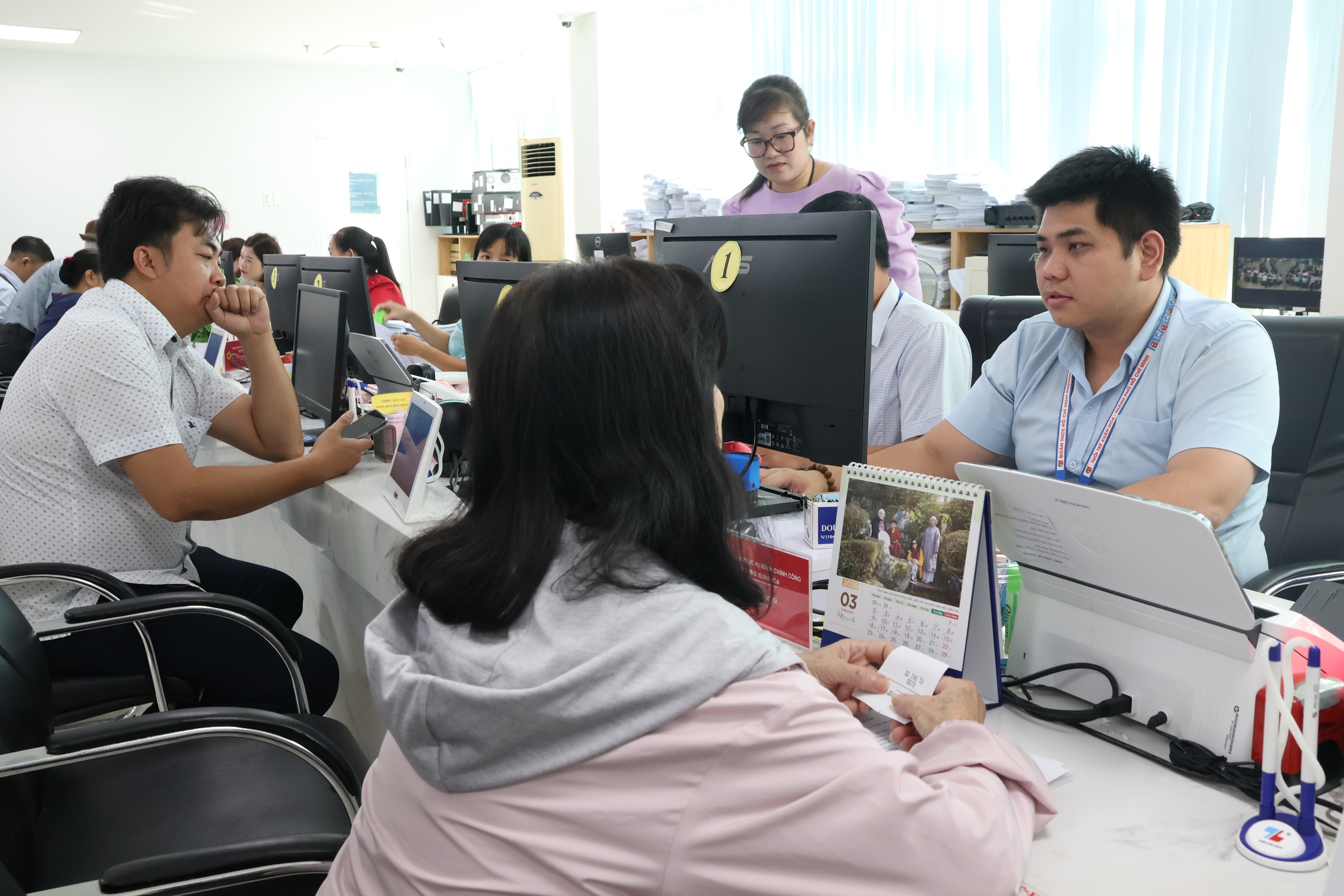 Thông tin nổi bật ở TPHCM: Thành ủy ra chỉ đạo mới, xử lý "quảng cáo bẩn", rà soát cán bộ - Ảnh 2.