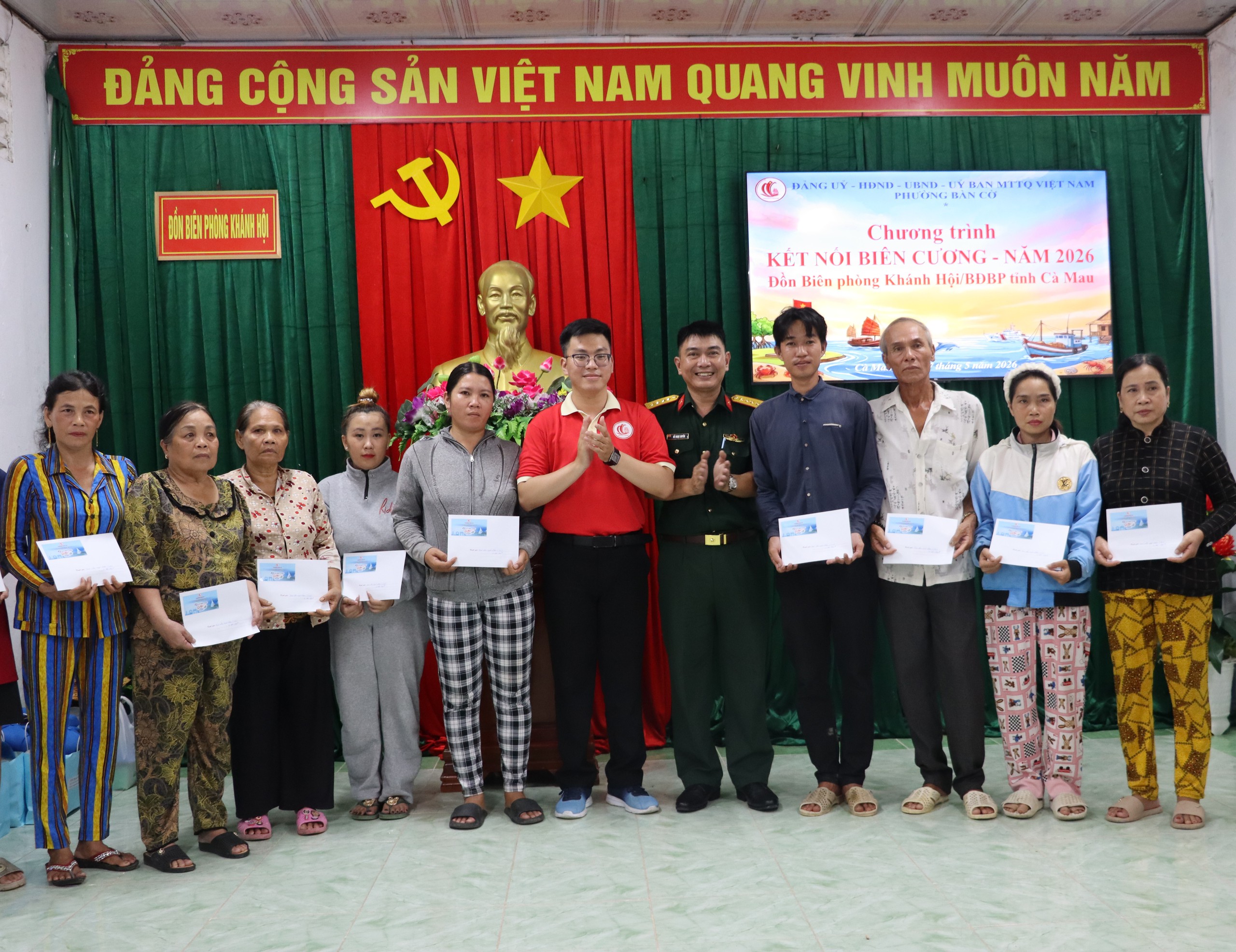 Trao cờ Tổ quốc cho chiến sĩ v&agrave; người d&acirc;n khu vực bi&ecirc;n giới ở C&agrave; Mau - Ảnh 6.