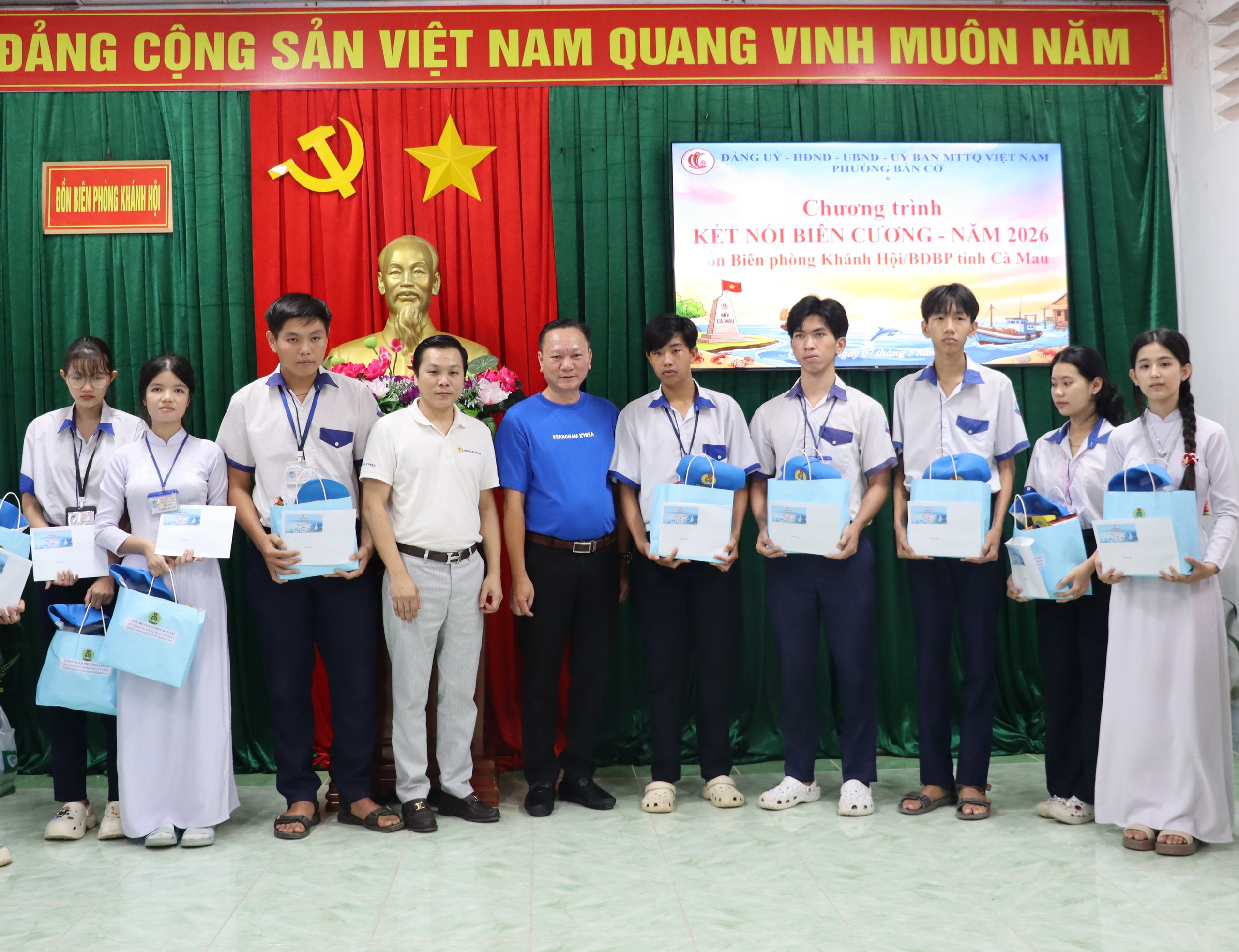 Trao cờ Tổ quốc cho chiến sĩ v&agrave; người d&acirc;n khu vực bi&ecirc;n giới ở C&agrave; Mau - Ảnh 7.