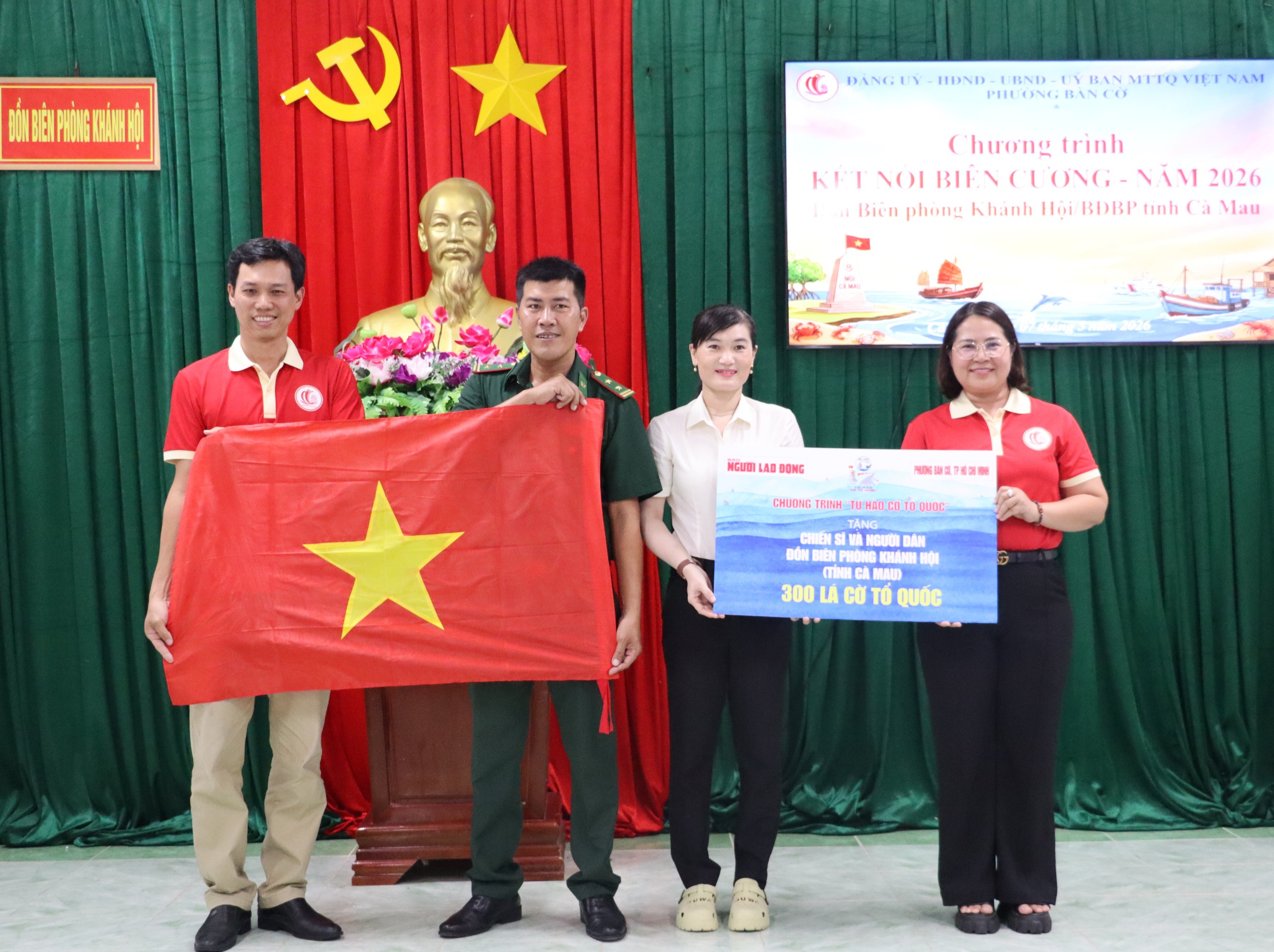 Trao cờ Tổ quốc cho chiến sĩ v&agrave; người d&acirc;n khu vực bi&ecirc;n giới ở C&agrave; Mau - Ảnh 2.
