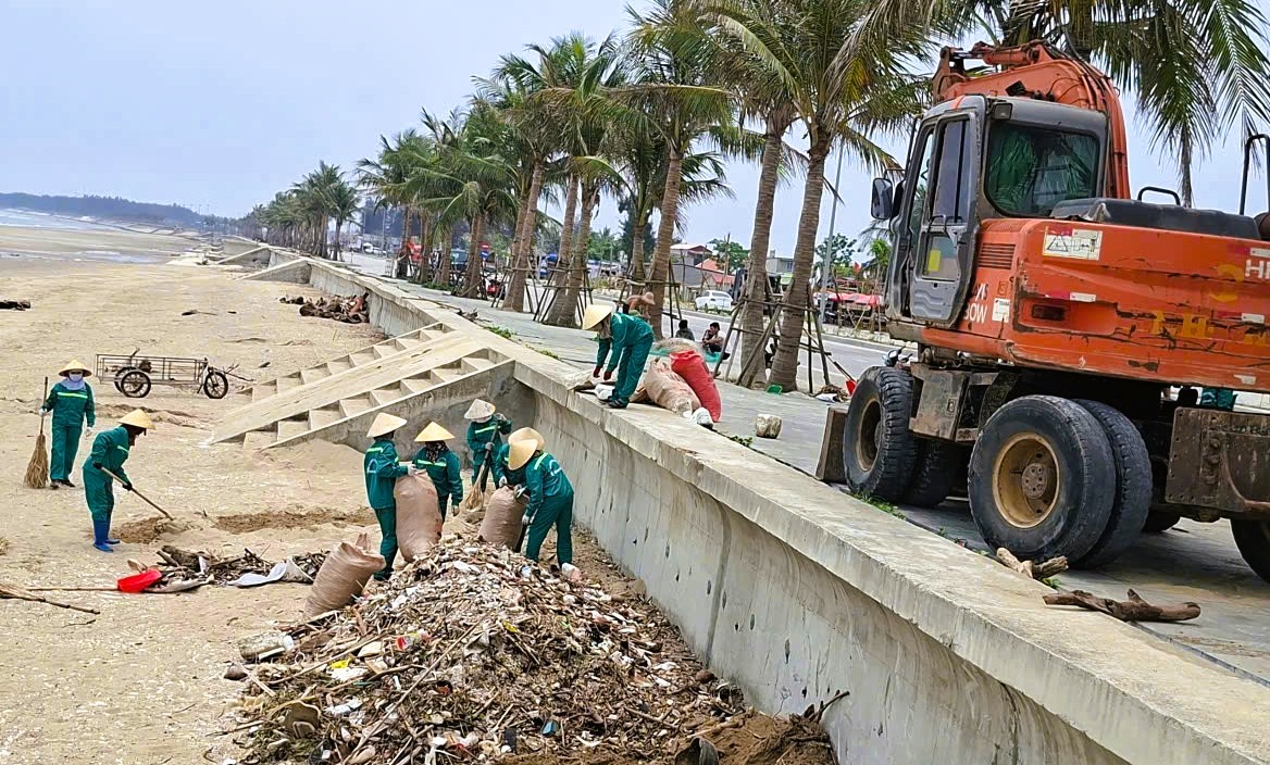 "Bãi chông" ở bãi biển nổi tiếng Thanh Hóa đang được dọn dẹp - Ảnh 1.