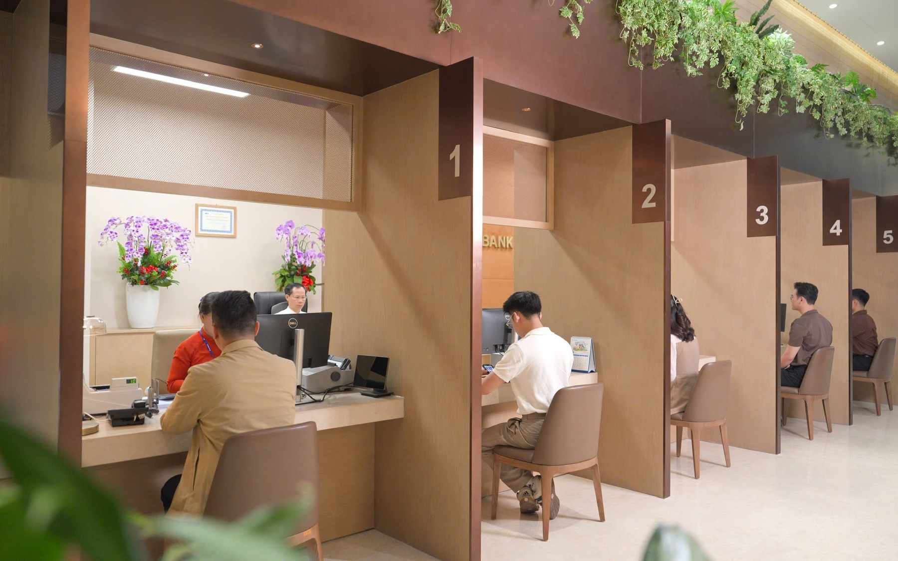 Ngân hàng ồ ạt cắt giảm hàng ngàn nhân sự, AI có phải là nguyên nhân chính?