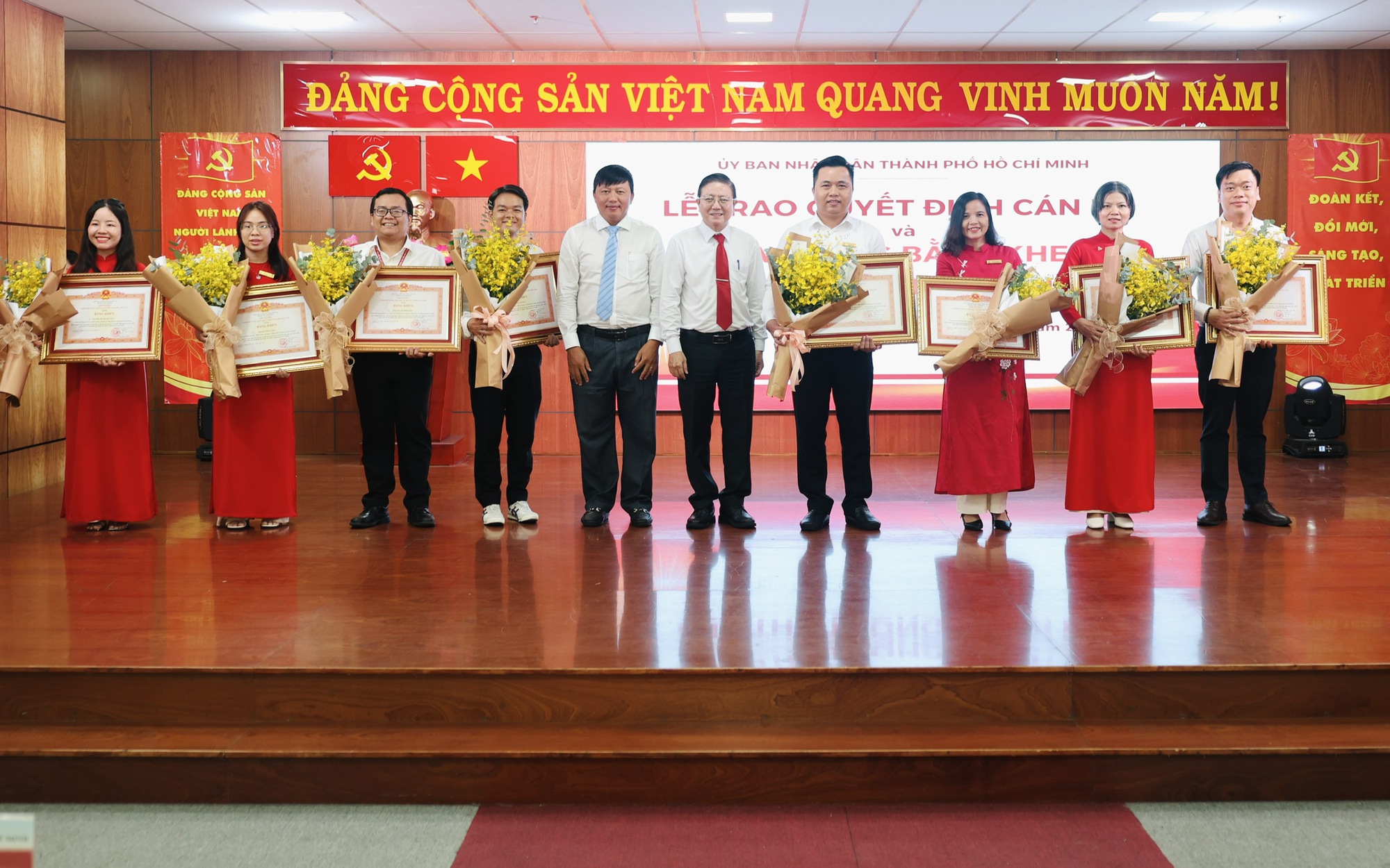 Thủ tướng Chính phủ tặng Bằng khen cho 8 cá nhân xuất sắc của Trường CĐ Kinh tế TP HCM