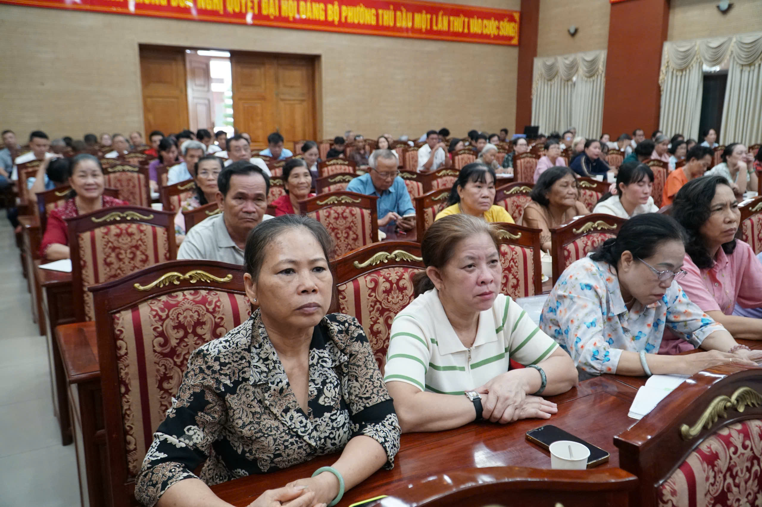 Chủ tịch HĐND TPHCM y&ecirc;u cầu giải quyết t&igrave;nh trạng r&uacute;t bảo hiểm x&atilde; hội ngay lập tức - Ảnh 1.