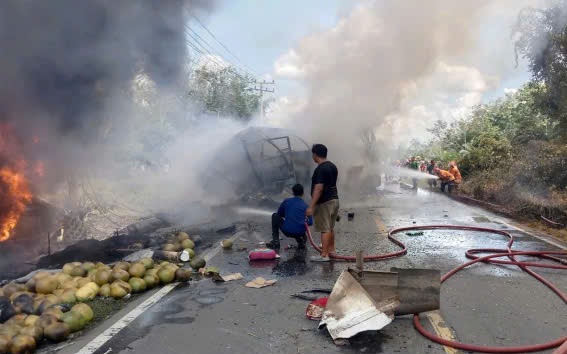 VIDEO: Xe khách đâm trực diện xe bồn chở dầu tại Indonesia, khói lửa kinh hoàng