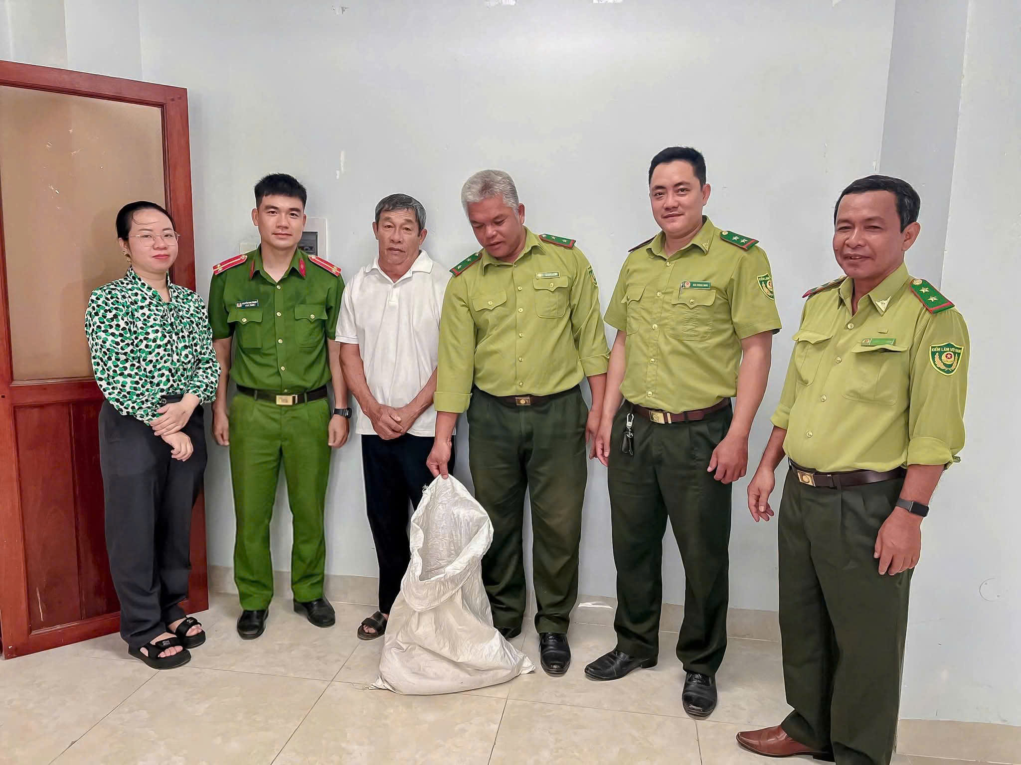 Khánh Hòa: Liên tục phát hiện trăn quý hiếm bò vào khu dân cư - Ảnh 2.
