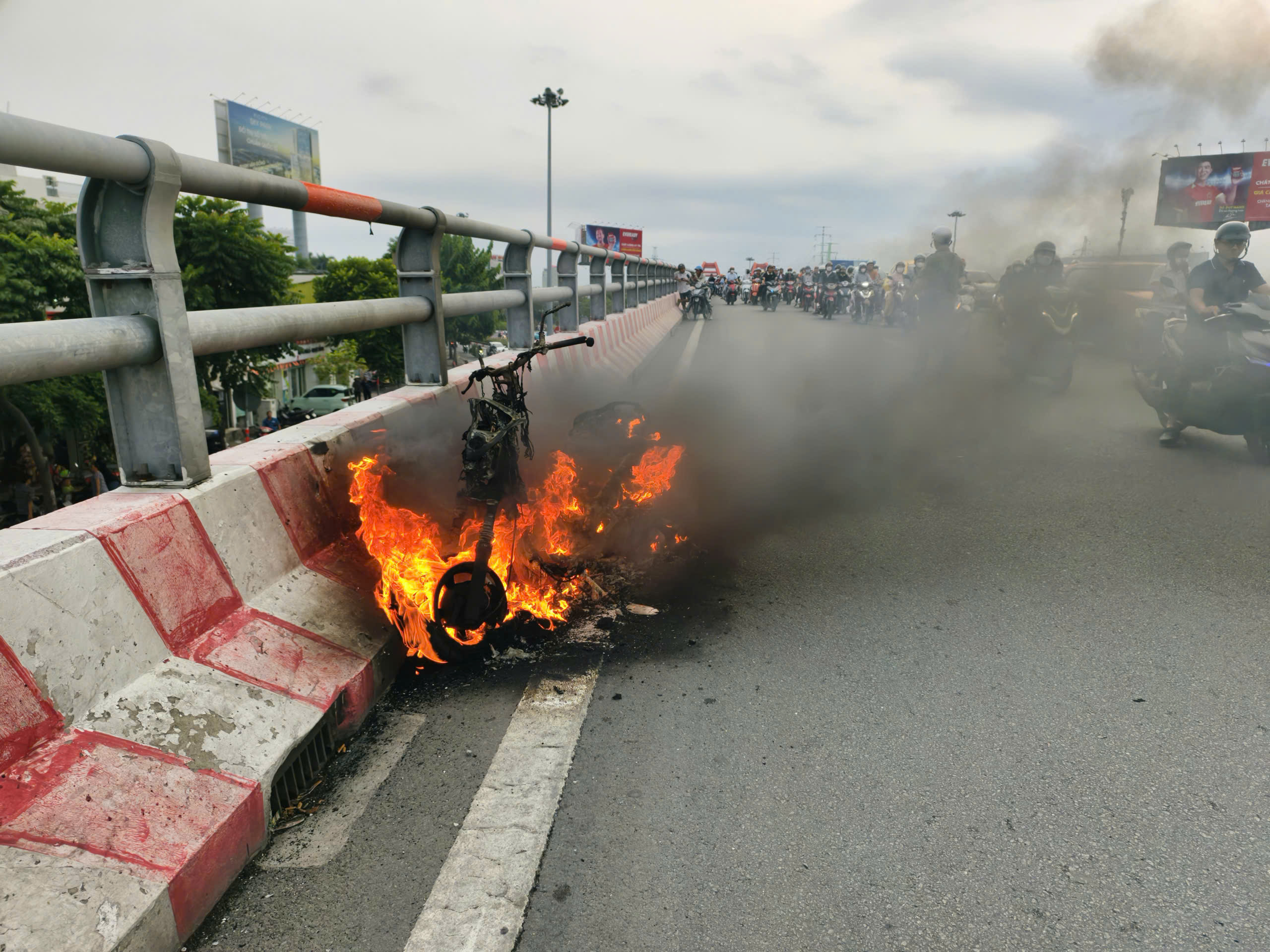 TPHCM: Cháy xe trên cầu Bình Lợi, lửa bốc dữ dội - Ảnh 4.