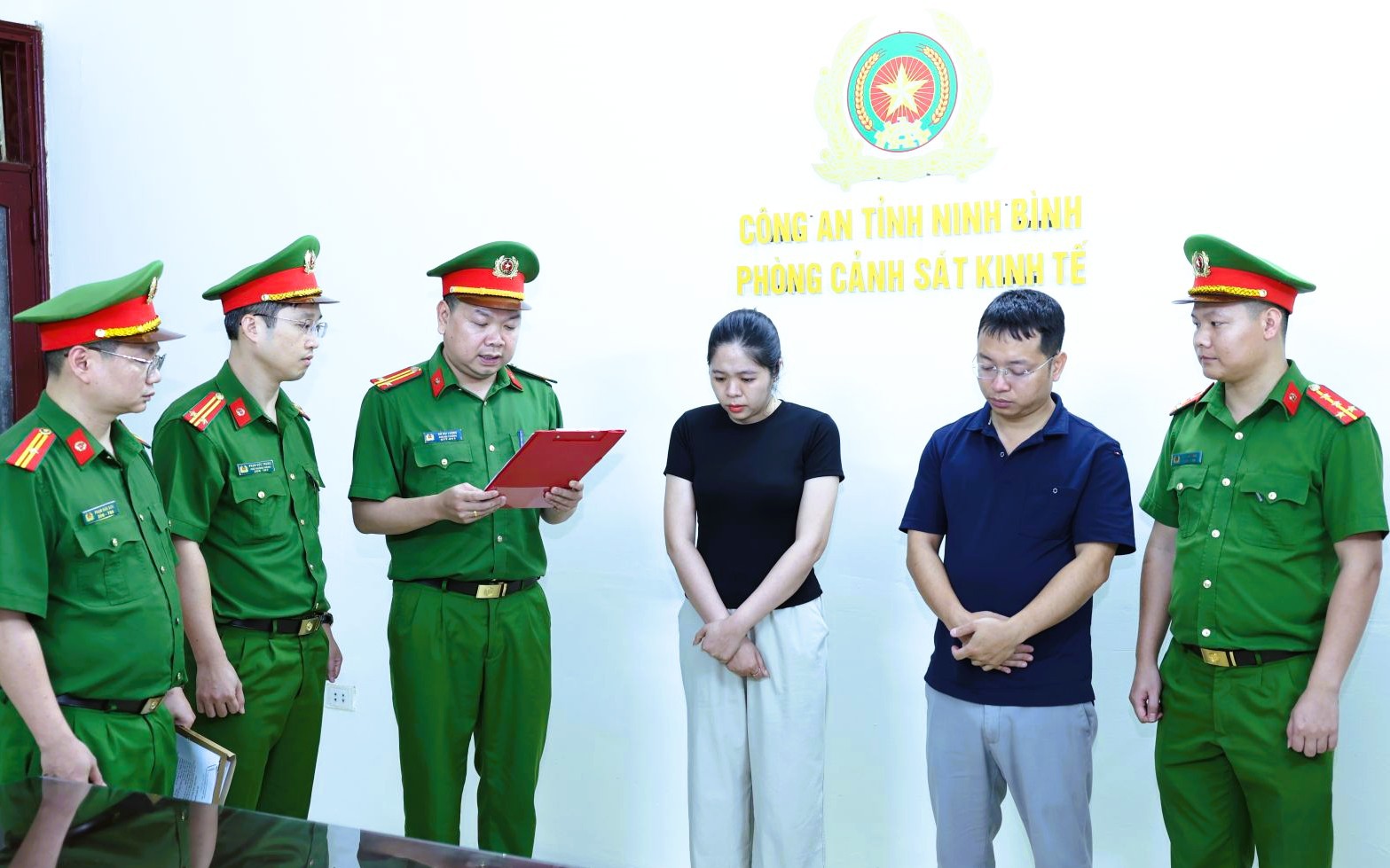 Khởi tố 2 nhân viên công ty đấu giá