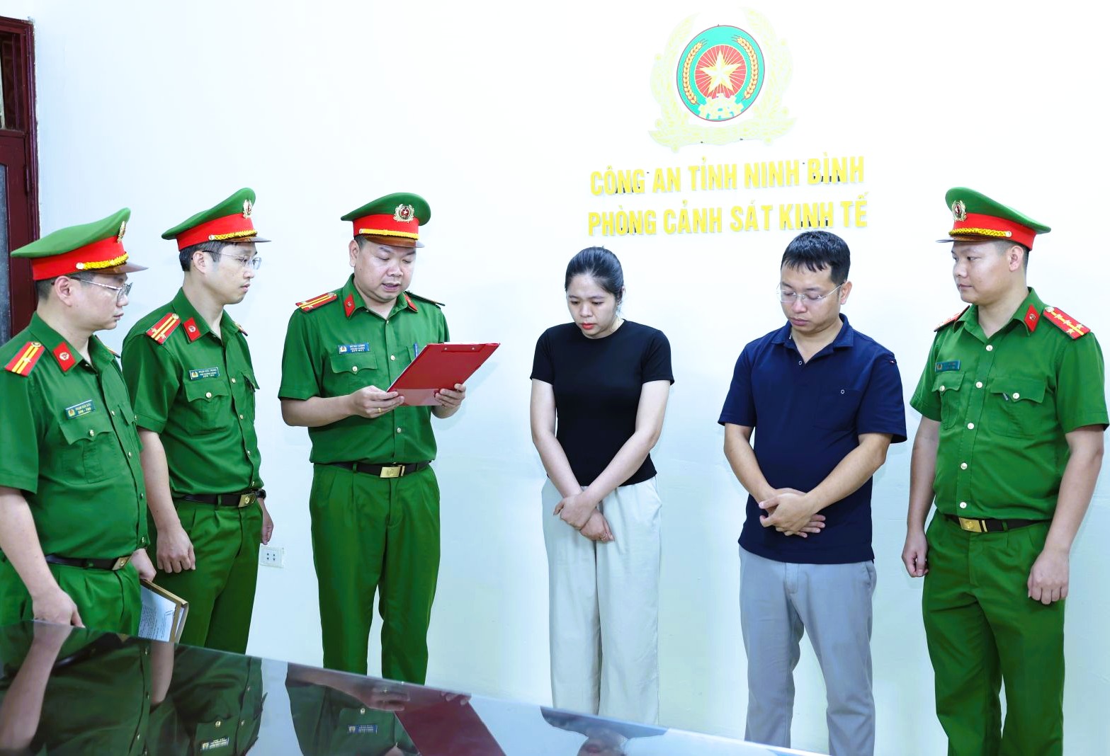Dàn xếp kết quả trúng đấu giá đất, 2 người bị khởi tố - Ảnh 1.