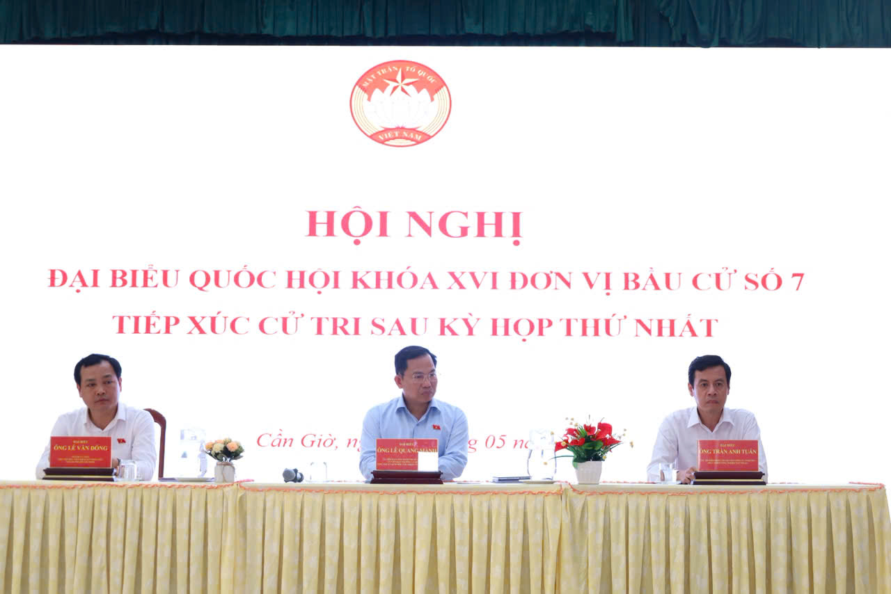 Cử tri Cần Giờ "n&oacute;ng" chuyện nước sạch, đất đai - Ảnh 1.