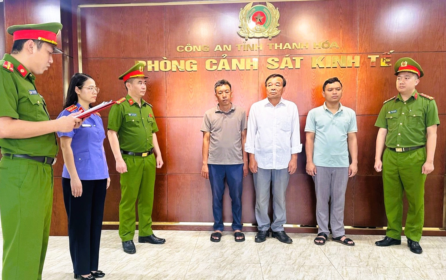 Bắt nguyên chủ tịch xã và giám đốc doanh nghiệp ở Thanh Hóa - Ảnh 1.