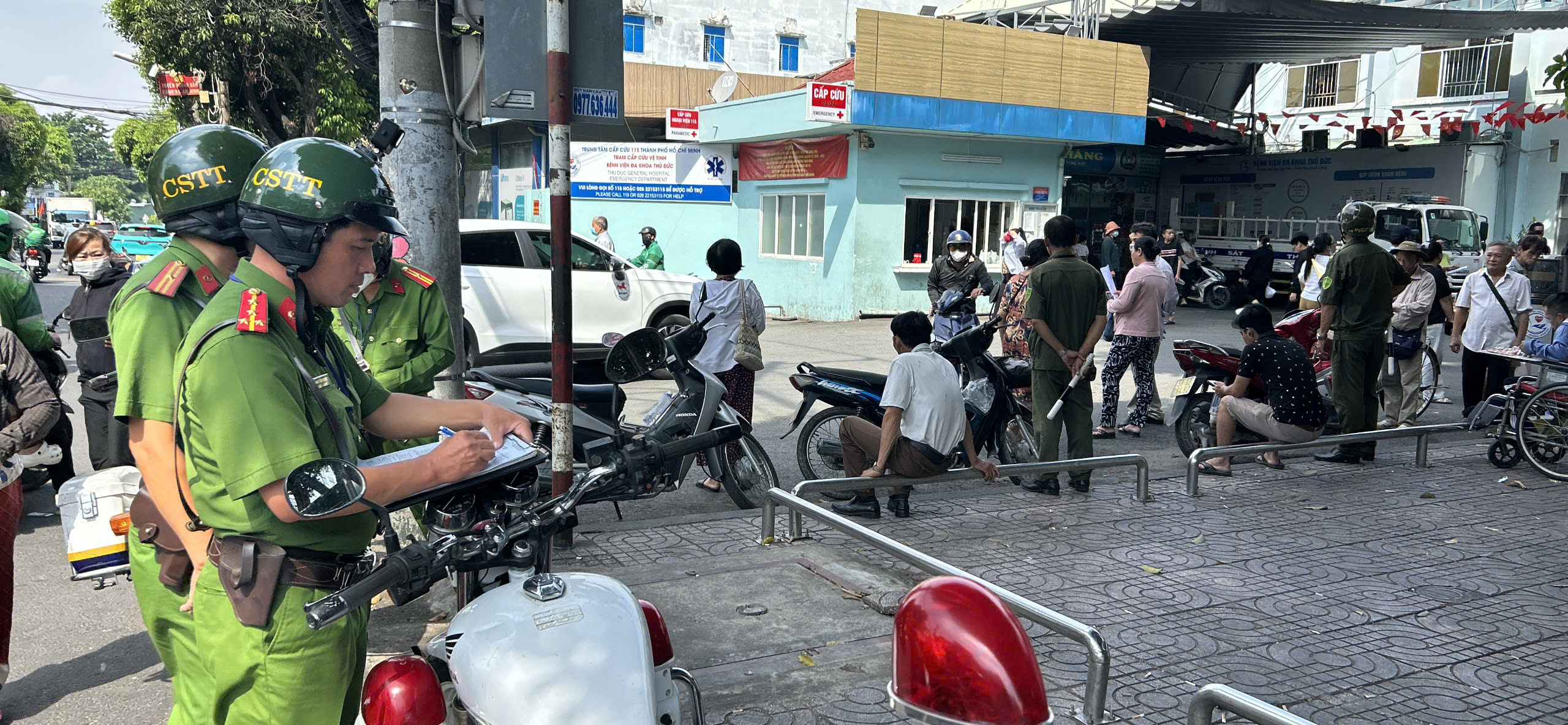Nhiều trường hợp bị xử phạt khi bu&ocirc;n b&aacute;n trước cổng bệnh viện - Ảnh 3.