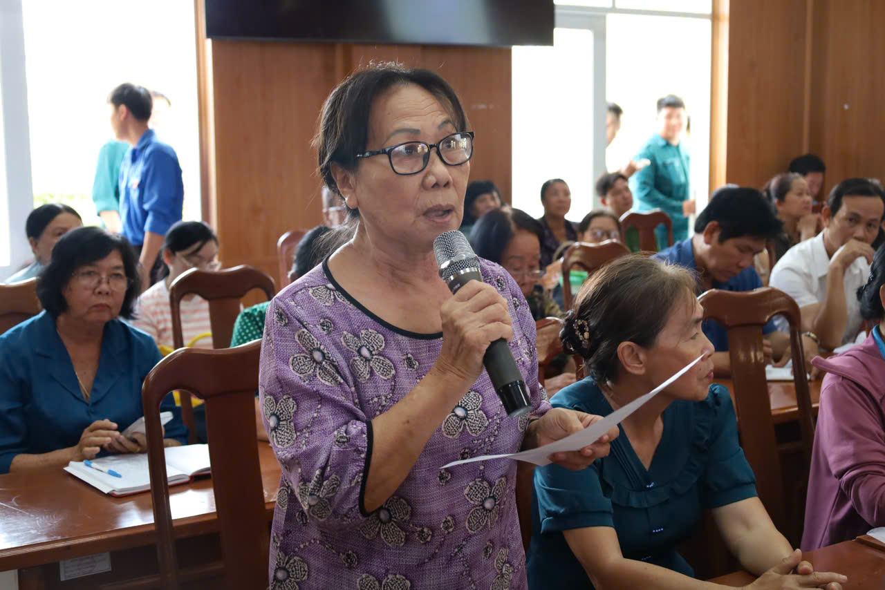 Cử tri Cần Giờ "n&oacute;ng" chuyện nước sạch, đất đai - Ảnh 2.