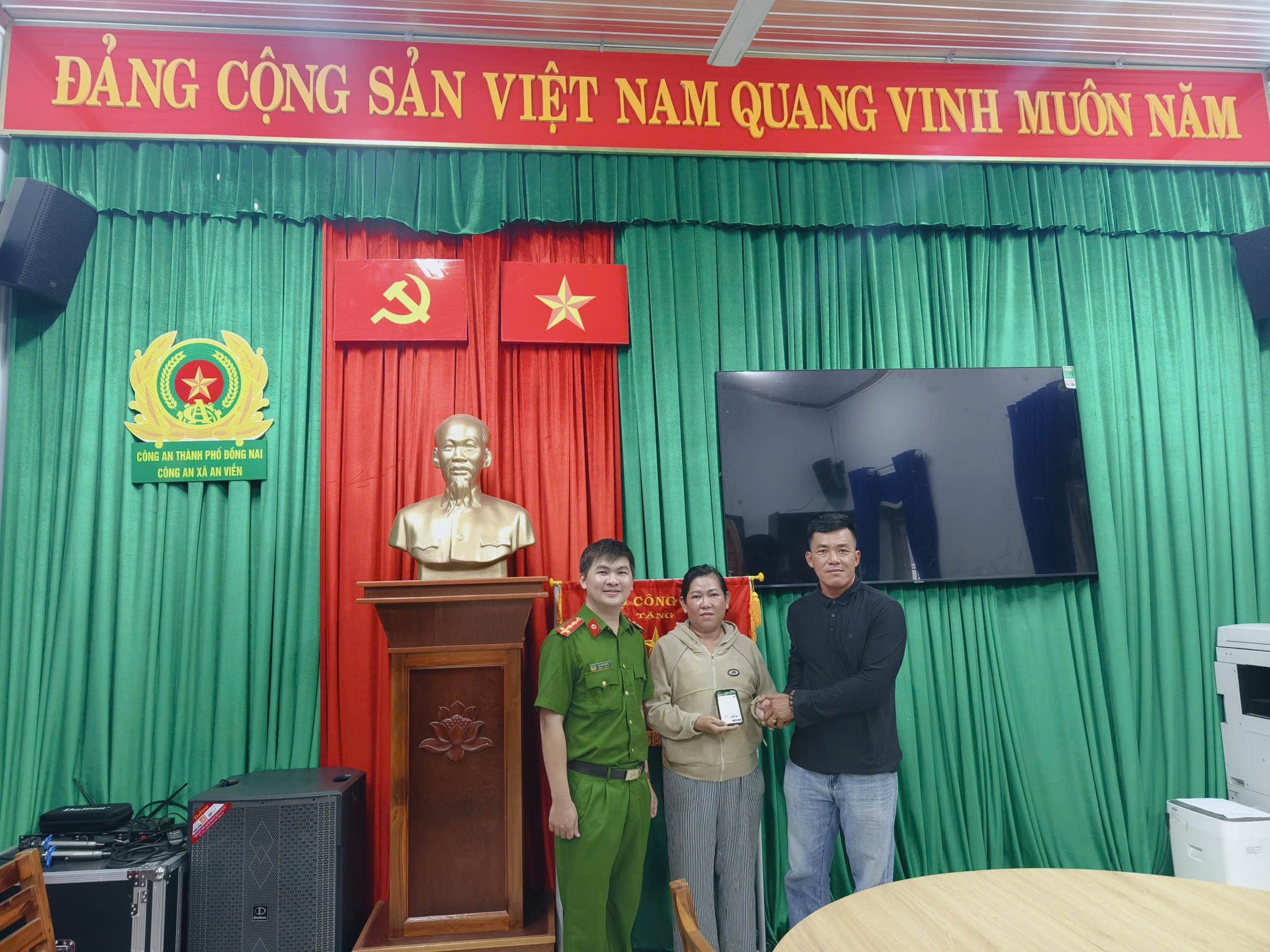 H&agrave;nh động ấm &aacute;p của nam thanh ni&ecirc;n khi t&agrave;i khoản v&ocirc; t&igrave;nh nhận 400 triệu đồng - Ảnh 1.