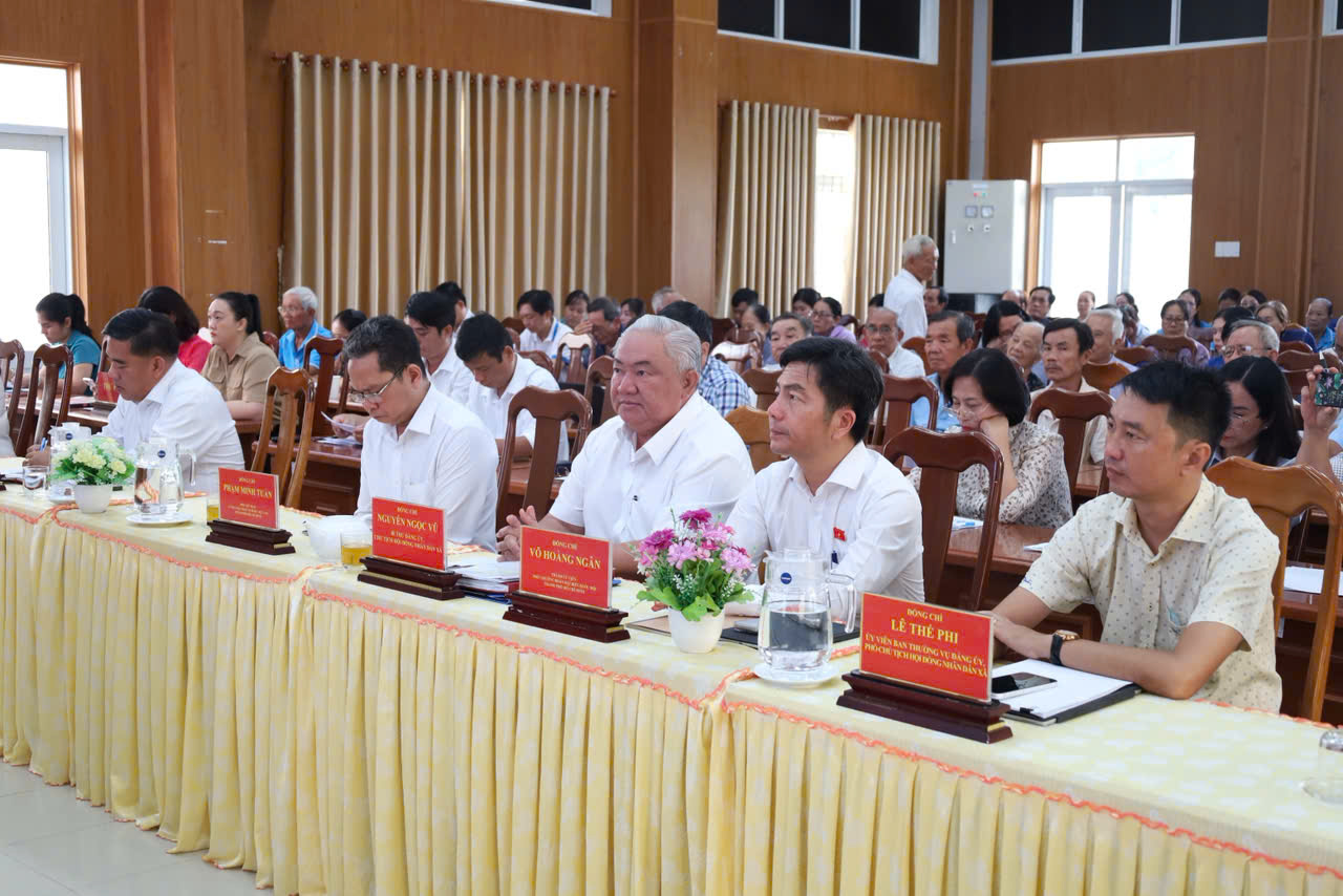 Cử tri Cần Giờ "n&oacute;ng" chuyện nước sạch, đất đai - Ảnh 3.