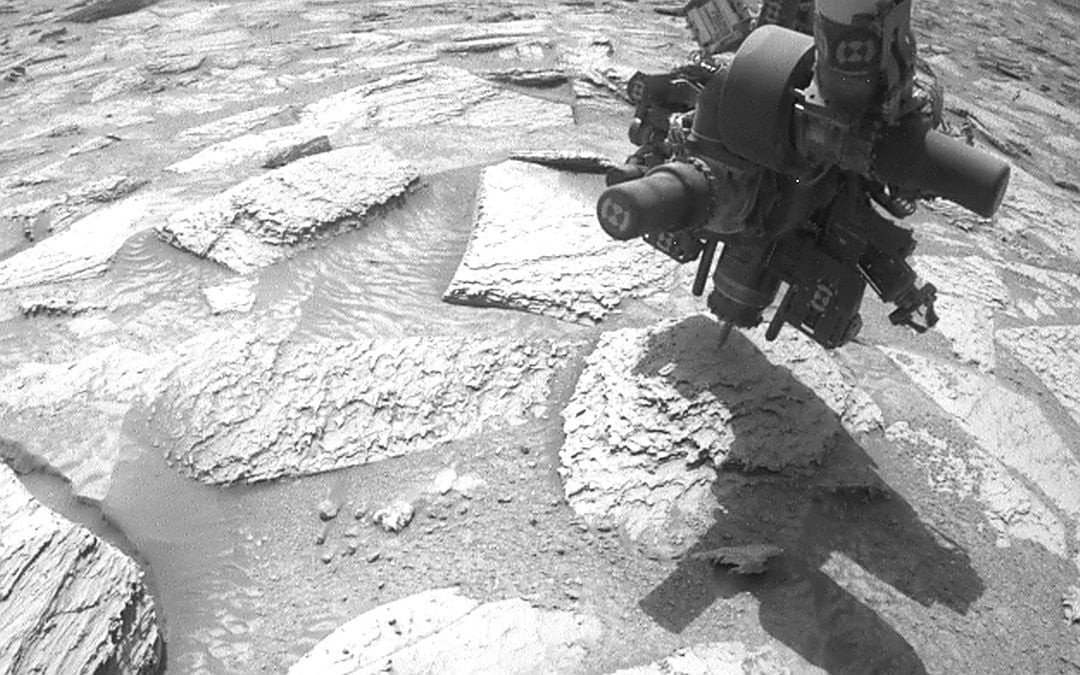 Robot săn sự sống NASA bất ngờ bị “níu tay” trên Sao Hỏa