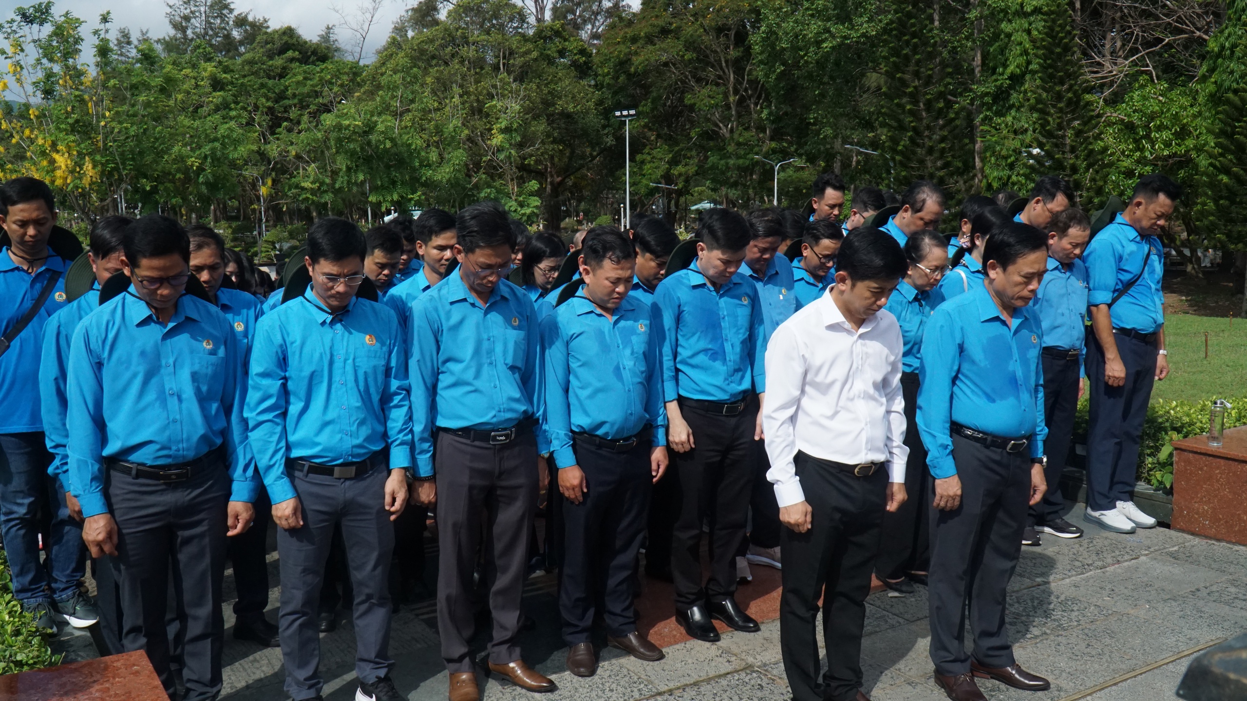 Đoàn viên, cán bộ Công đoàn tiêu biểu dâng hương tưởng nhớ các anh hùng liệt sĩ tại Côn Đảo - Ảnh 1.