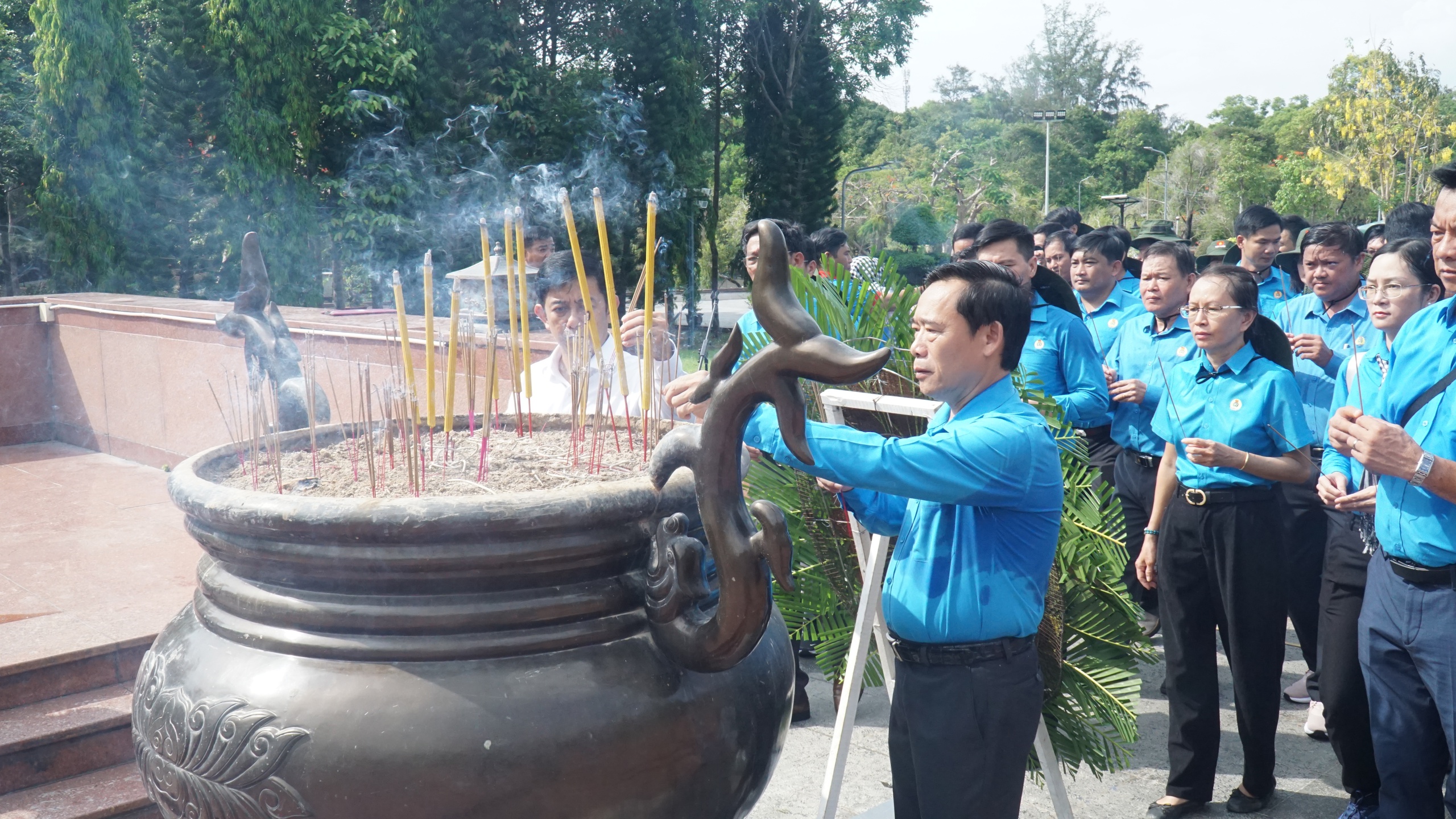 Đoàn viên, cán bộ Công đoàn tiêu biểu dâng hương tưởng nhớ các anh hùng liệt sĩ tại Côn Đảo - Ảnh 2.