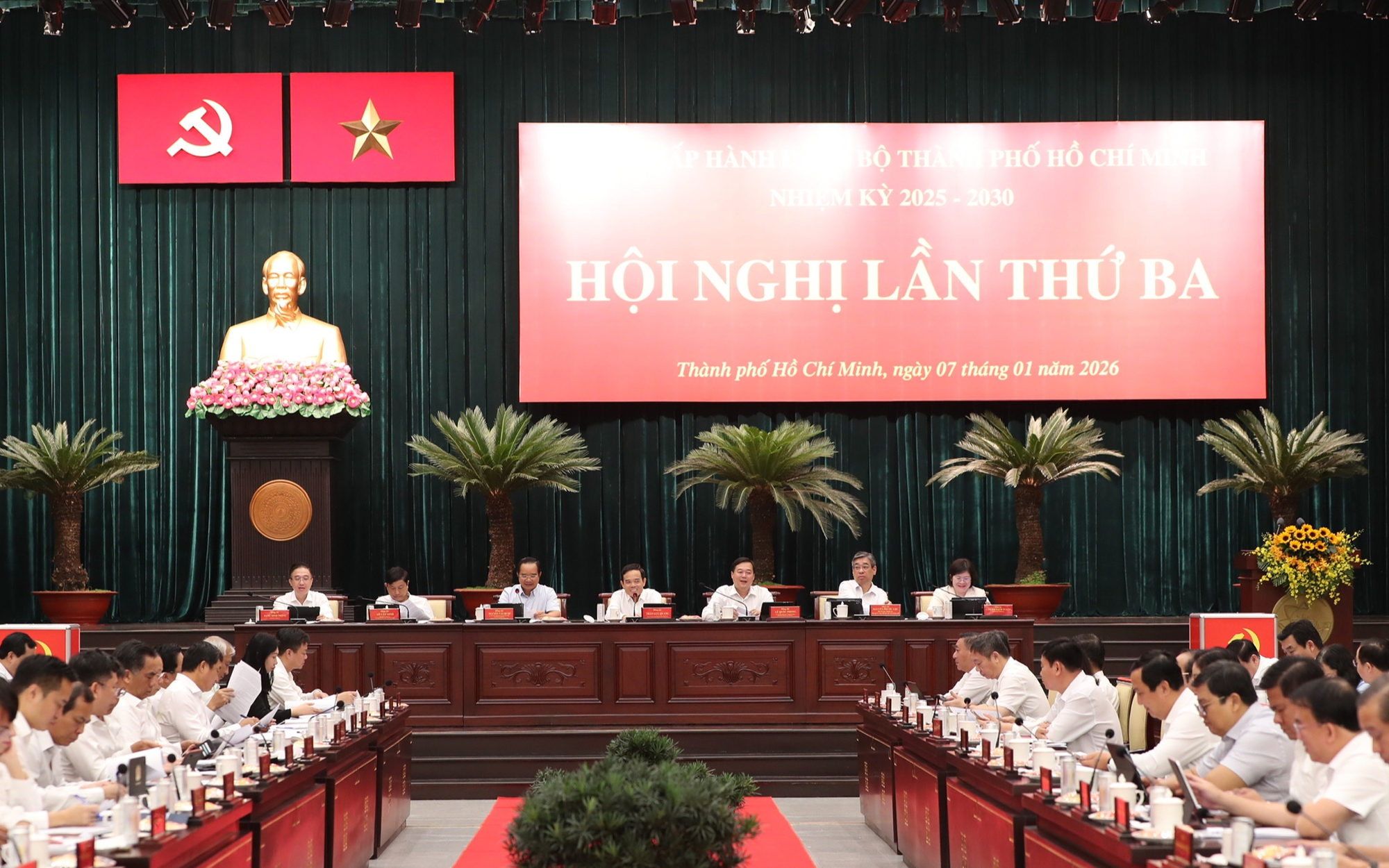 Thành ủy TPHCM ra "mệnh lệnh tăng trưởng 2 con số" cho toàn hệ thống