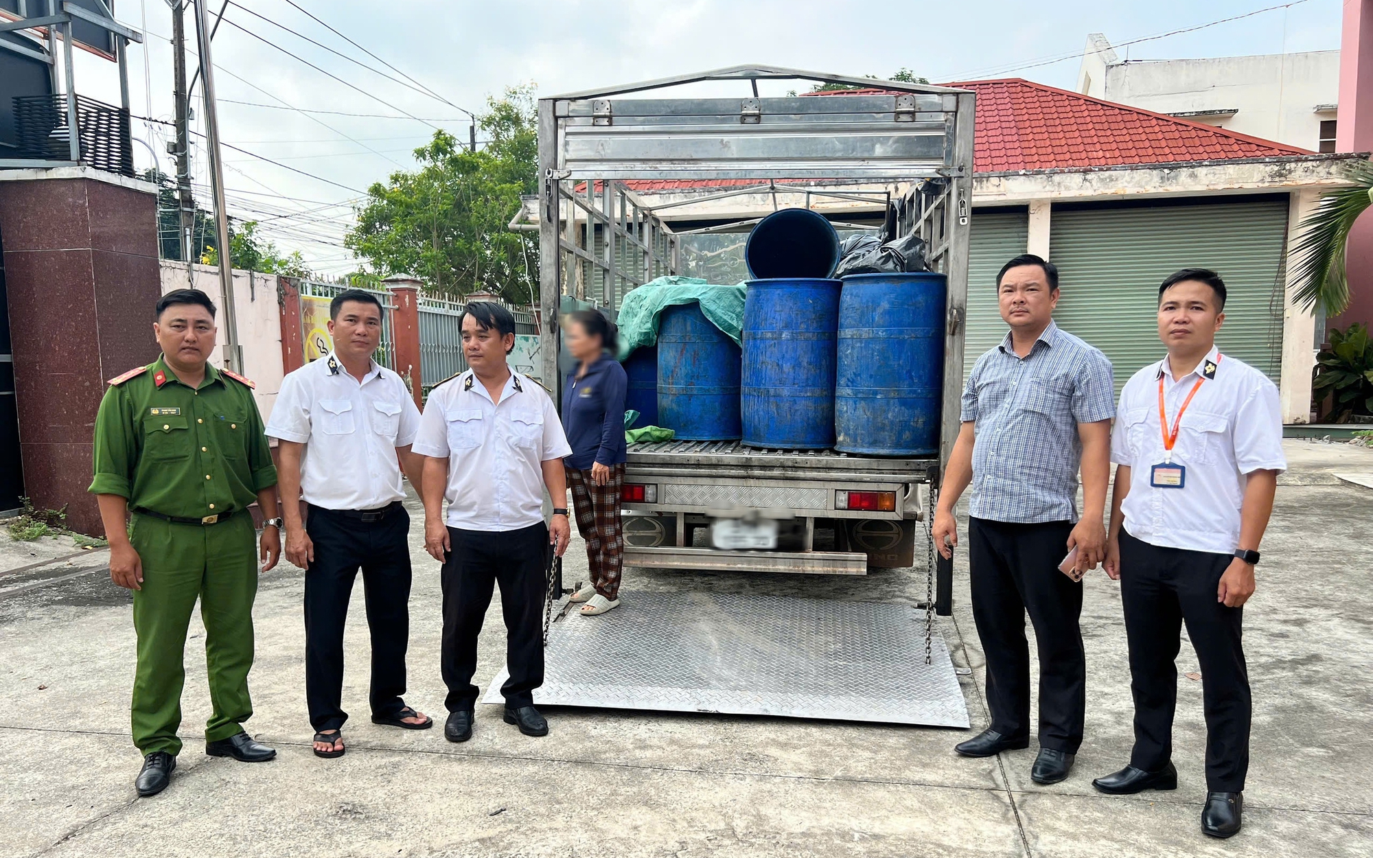 Phát hiện người phụ nữ lái xe tải chở gần 1 tấn heo chết đưa đi tiêu thụ ở TPHCM