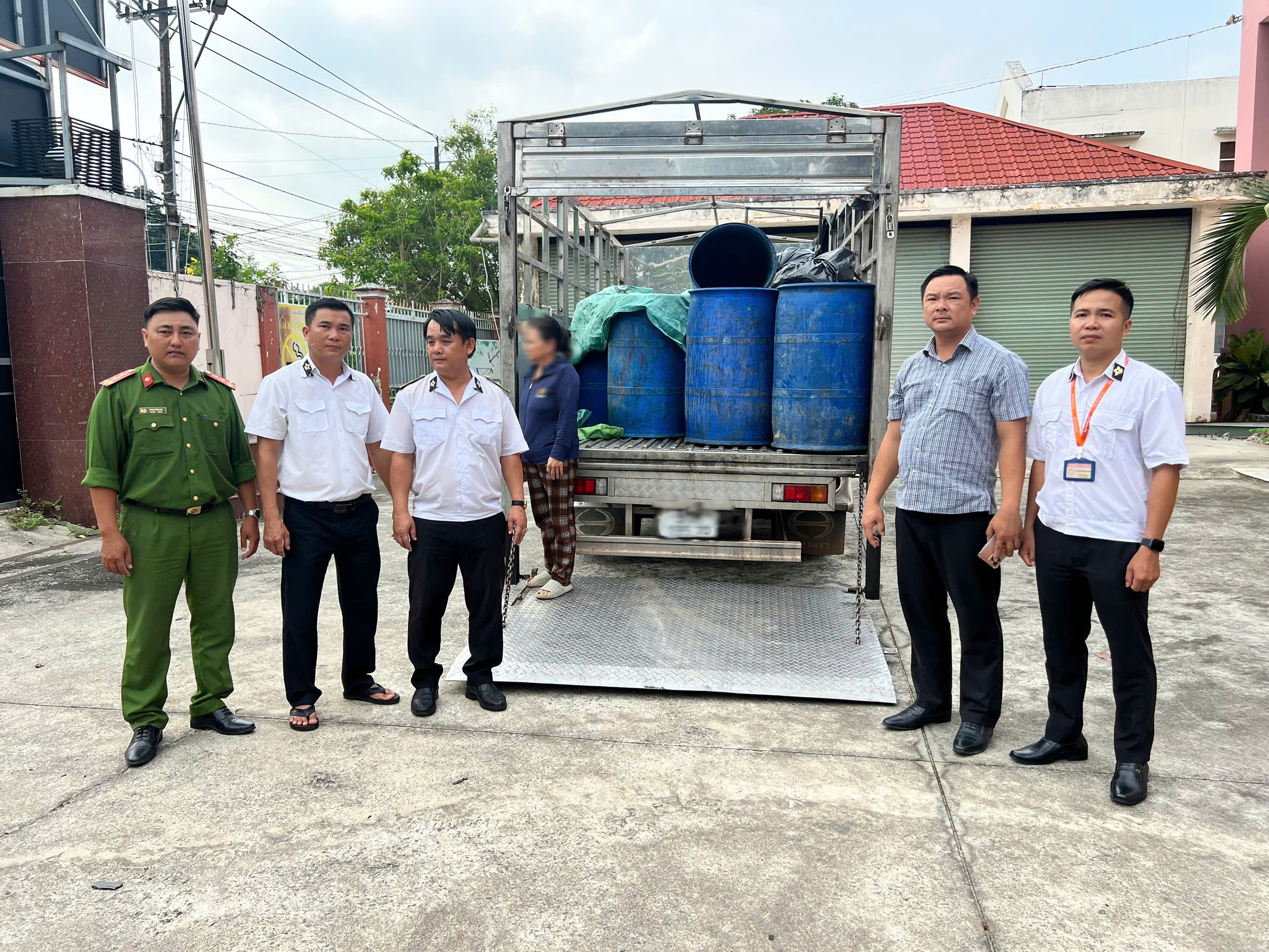Phát hiện heo chết TPHCM chuẩn bị tiêu thụ: Gần 1 tấn heo chết phân hủy - Ảnh 1.