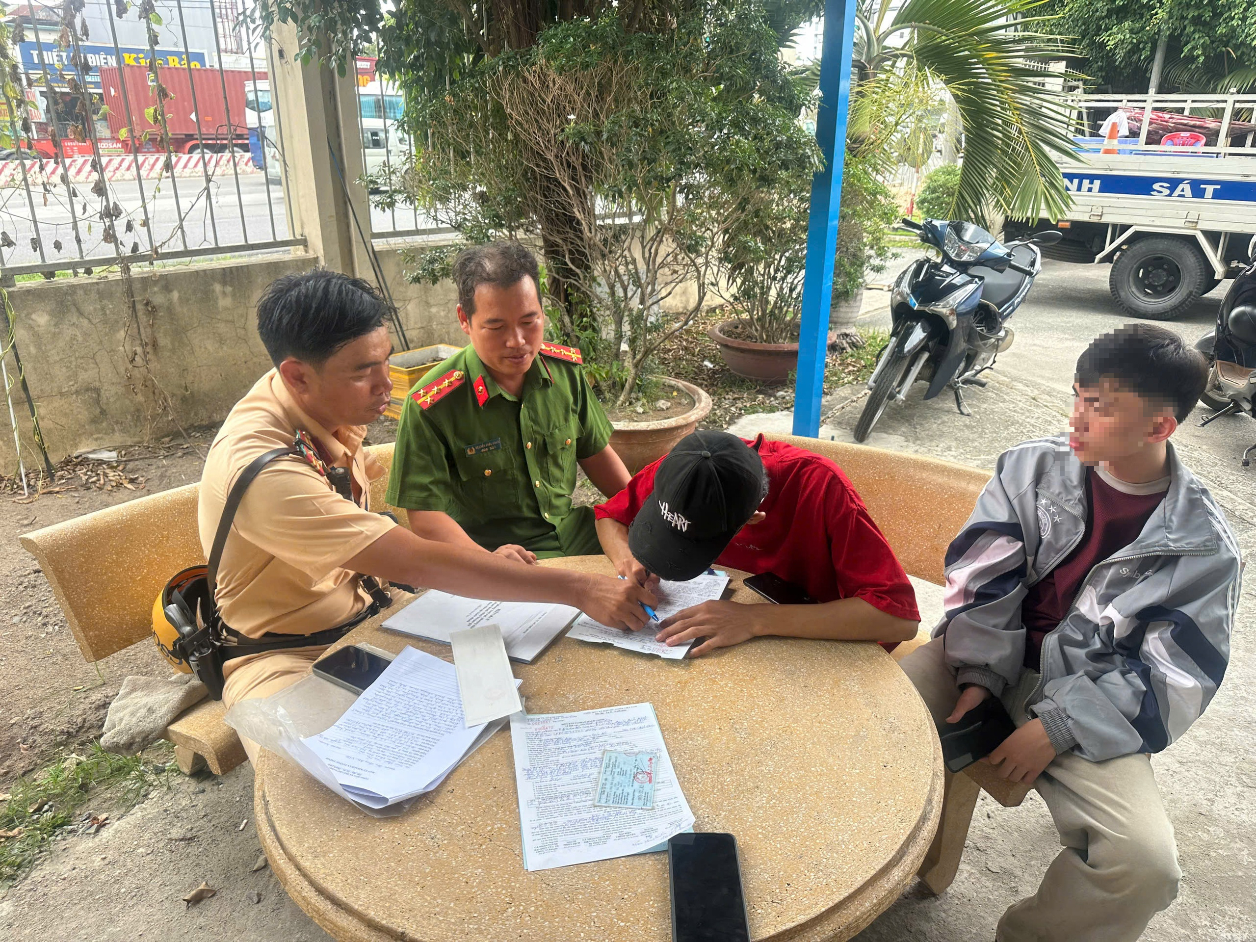 Nam thanh ni&ecirc;n bị phạt 12 triệu đồng v&igrave; lạng l&aacute;ch trong KCN VSIP - Ảnh 1.