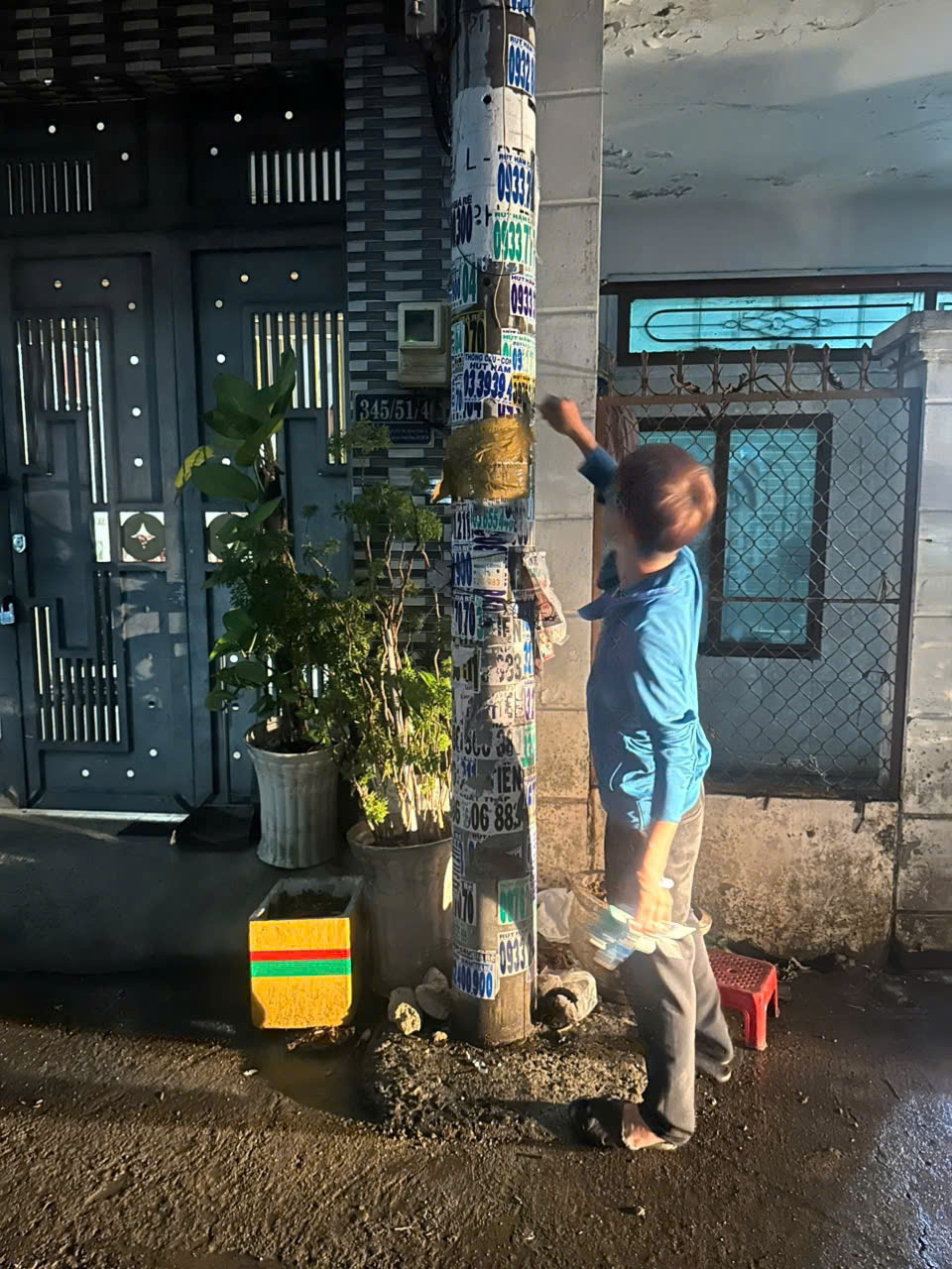 Thanh niên ở TPHCM bị công an bắt quả tang tại trụ điện, phạt hành chính - Ảnh 1.
