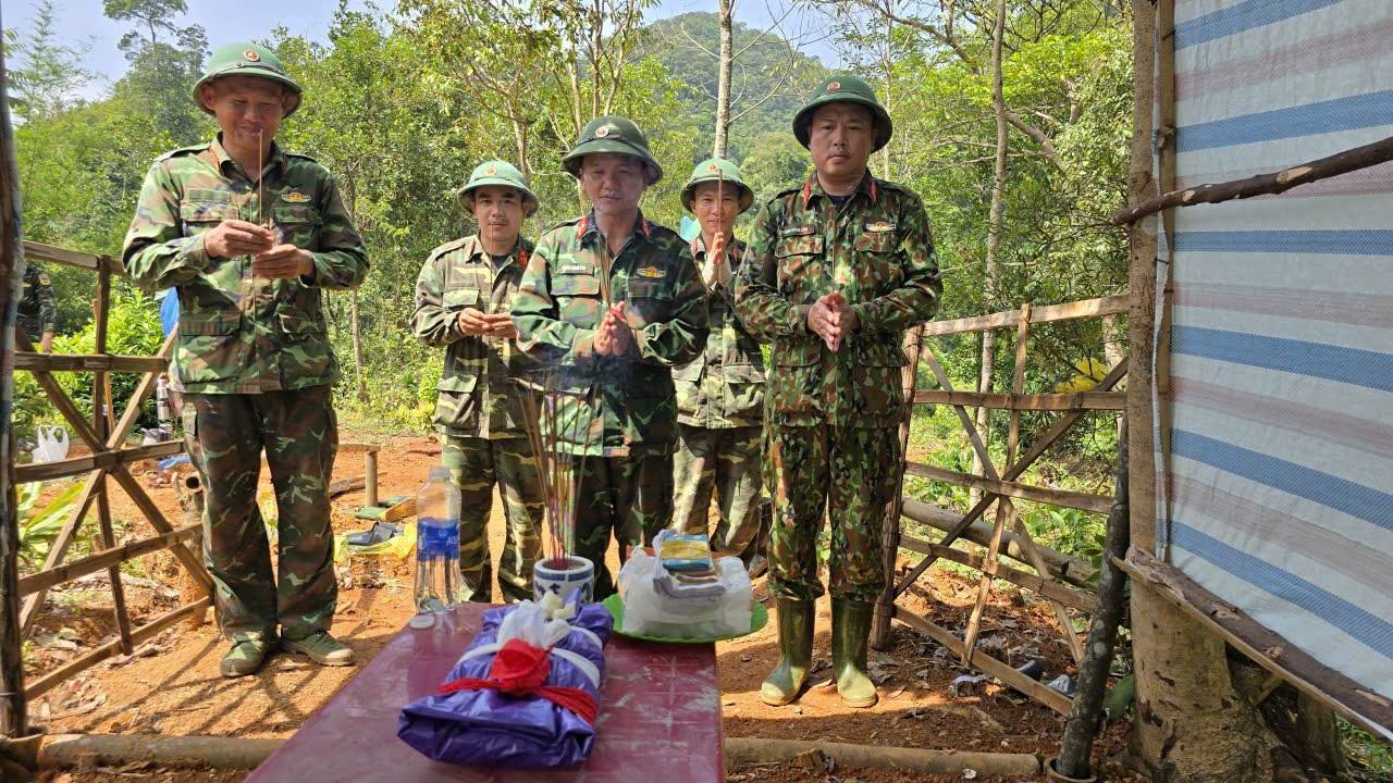 Ph&aacute;t hiện h&agrave;i cốt liệt sĩ ở nơi rừng n&uacute;i hiểm trở  - Ảnh 1.