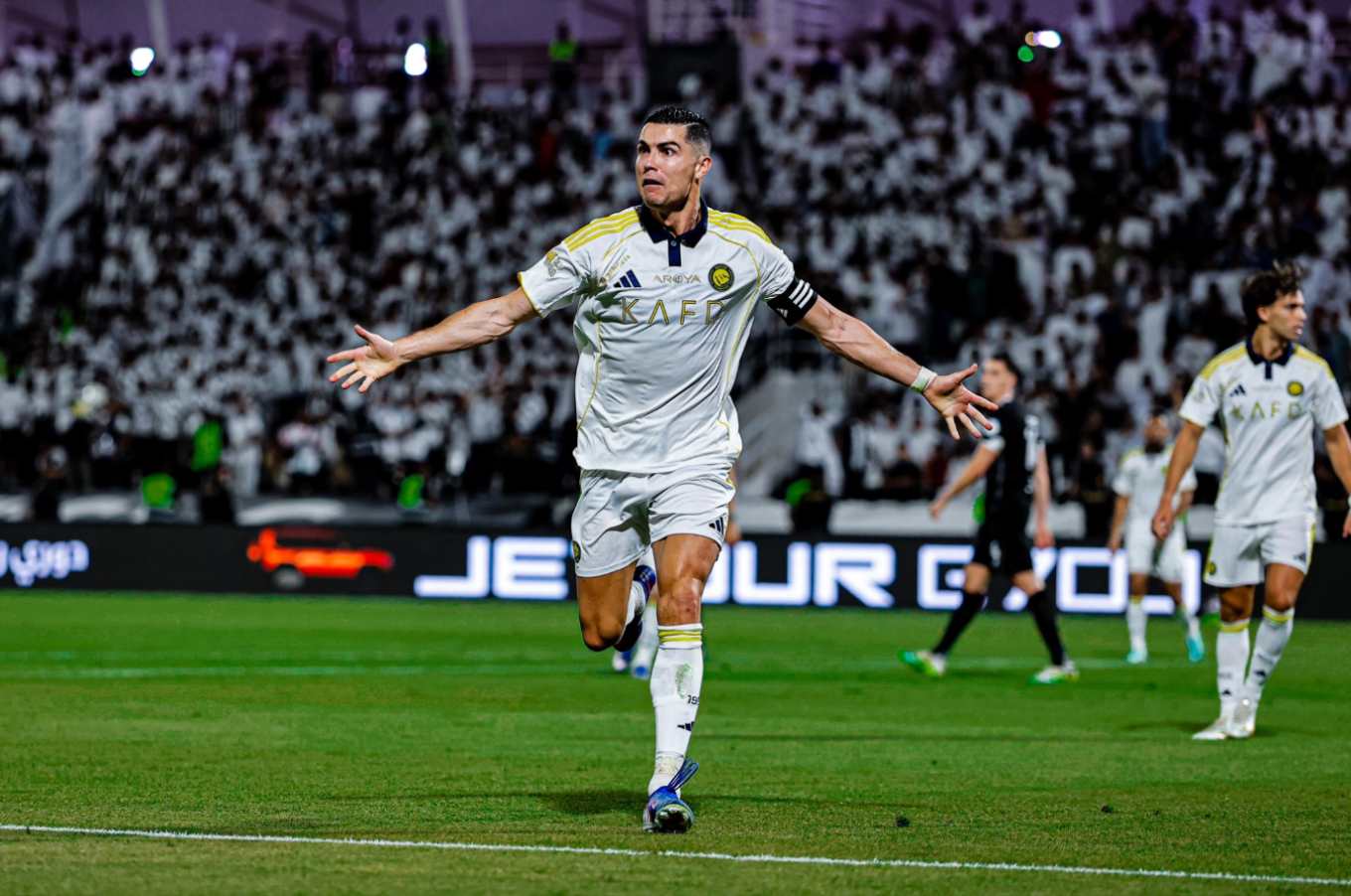 Ronaldo làm nên điều chưa từng có trong lịch sử - Ảnh 1.
